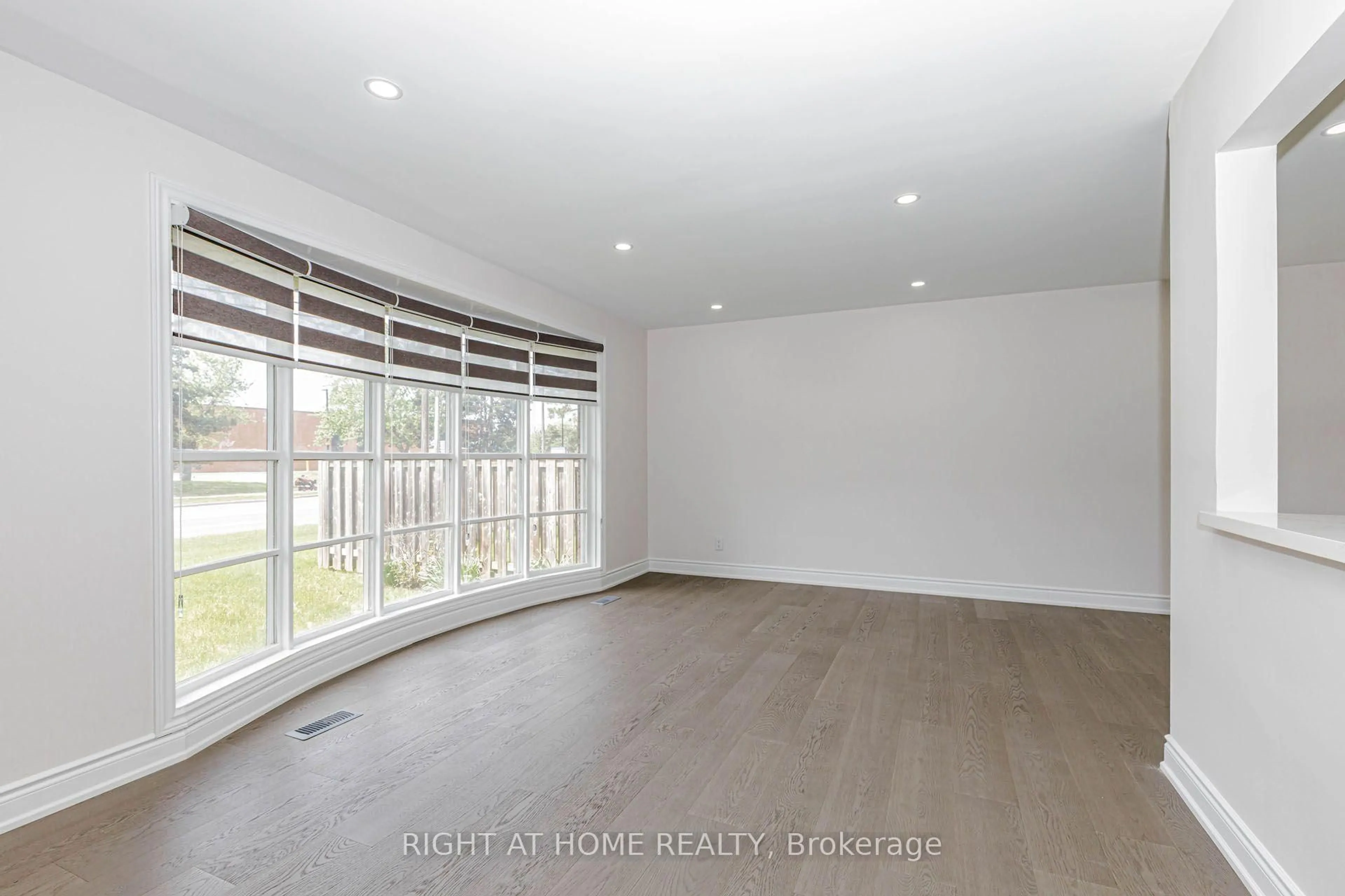 A pic of a room for 5154 New St, Burlington Ontario L7L 1V4