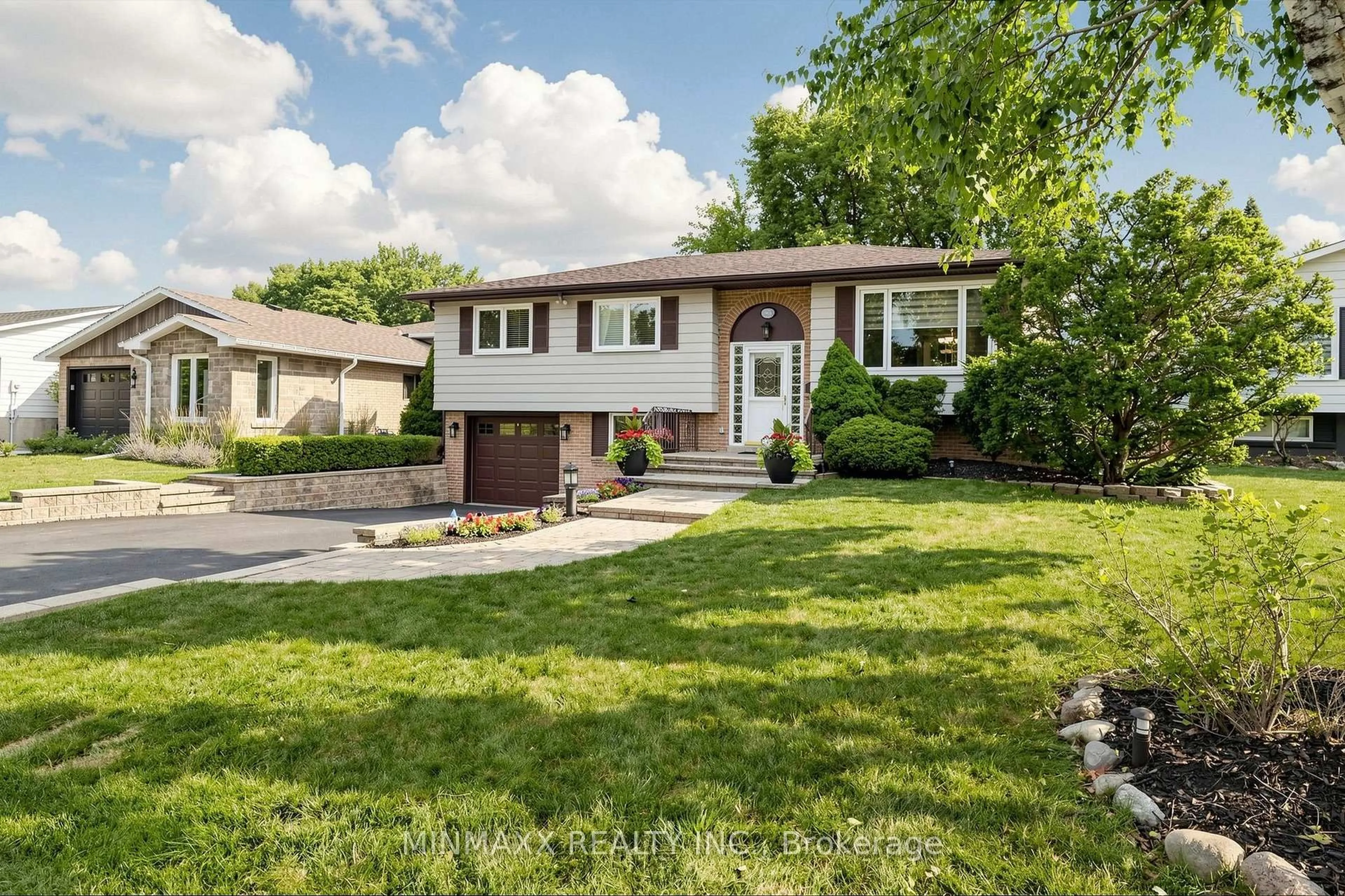 Home with vinyl exterior material, street for 588 STRATHCONA Crt, Milton Ontario L9T 3B5