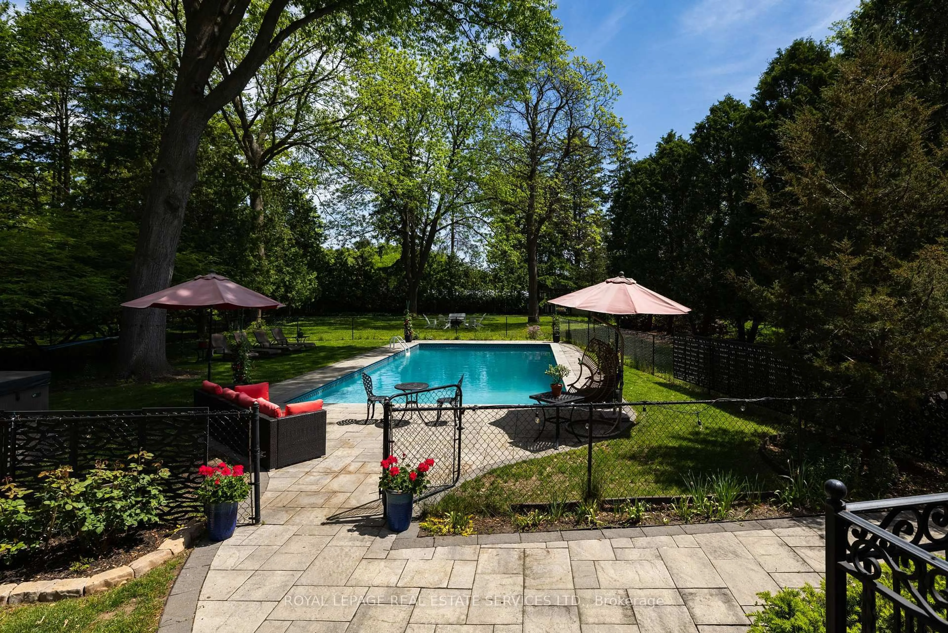 Pool for 1165 Garden Rd, Mississauga Ontario L5H 3J5