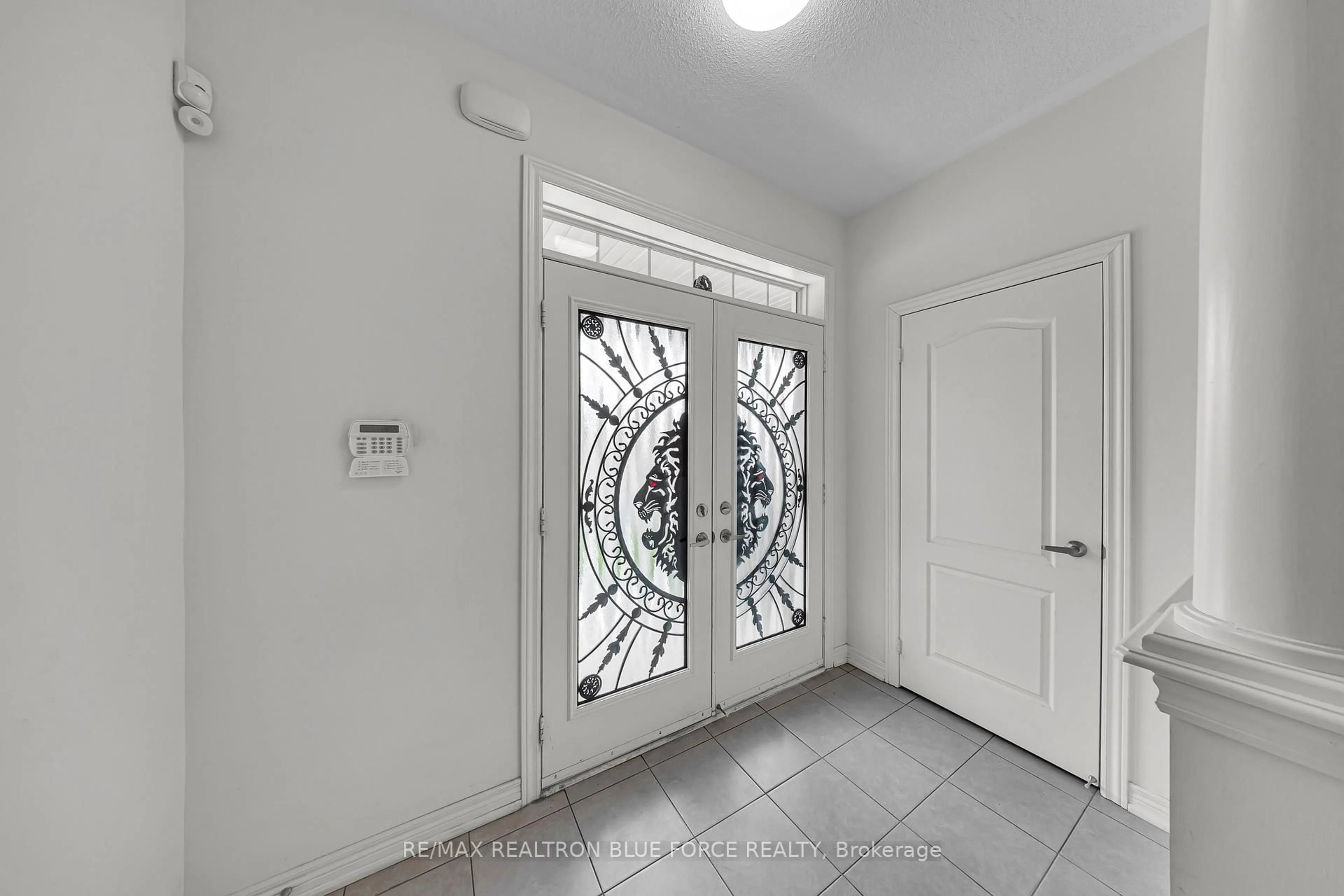 Indoor entryway for 38 Pinedale Ave, Caledon Ontario L7C 3Z6