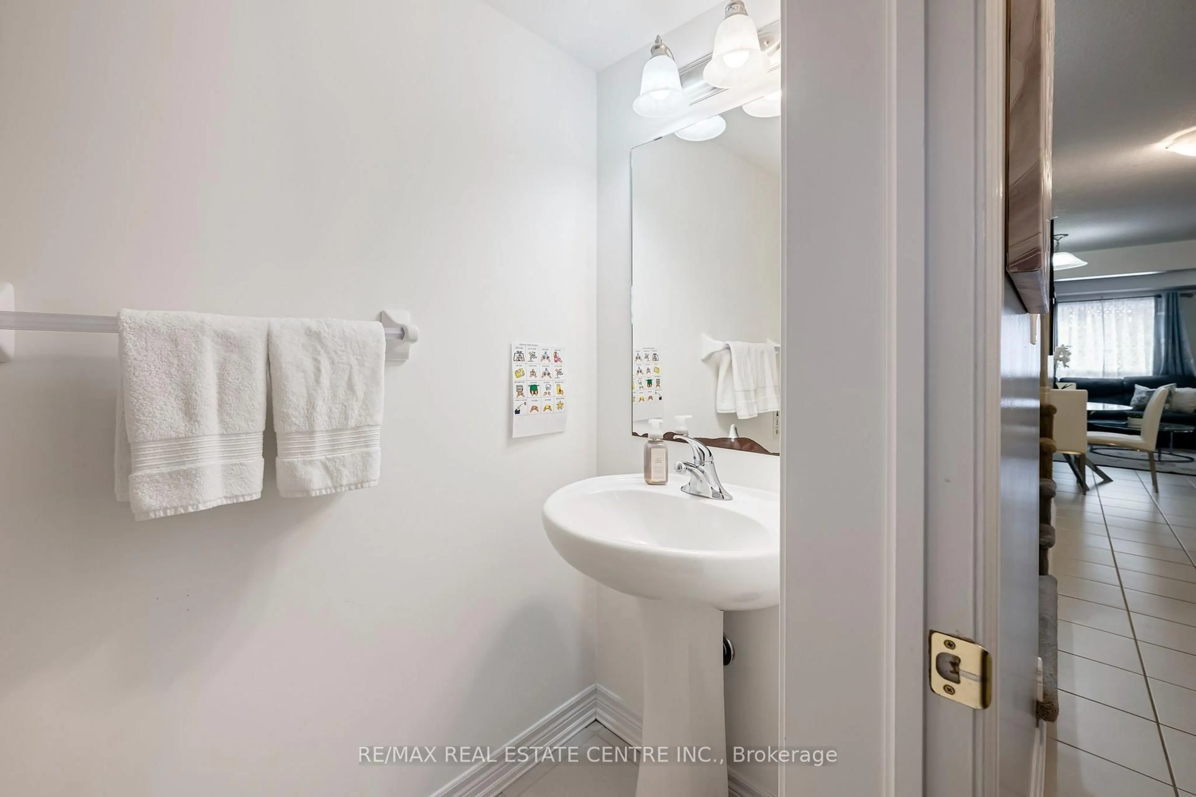 Standard bathroom, ceramic/tile floor for 124 Parkinson Cres #67, Orangeville Ontario L9W 6R7