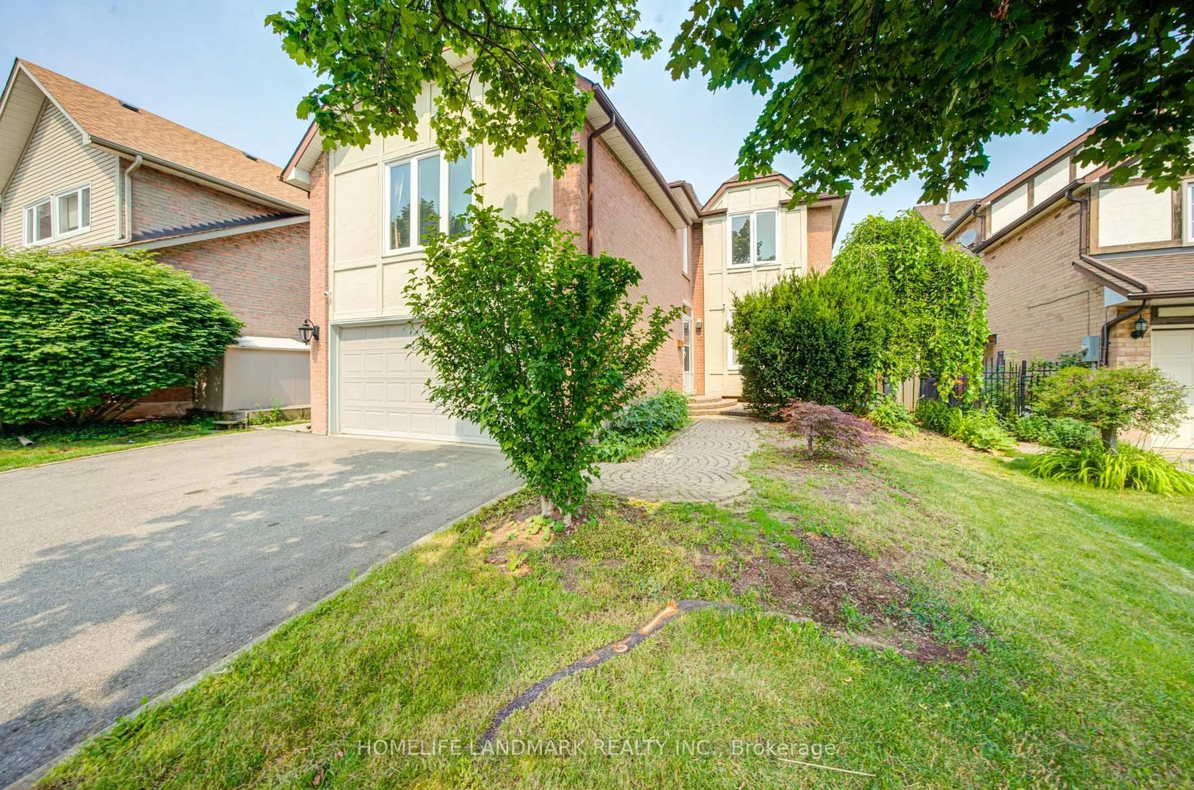 A pic from outside/outdoor area/front of a property/back of a property/a pic from drone, street for 1091 Queens Ave, Oakville Ontario L6H 4K9