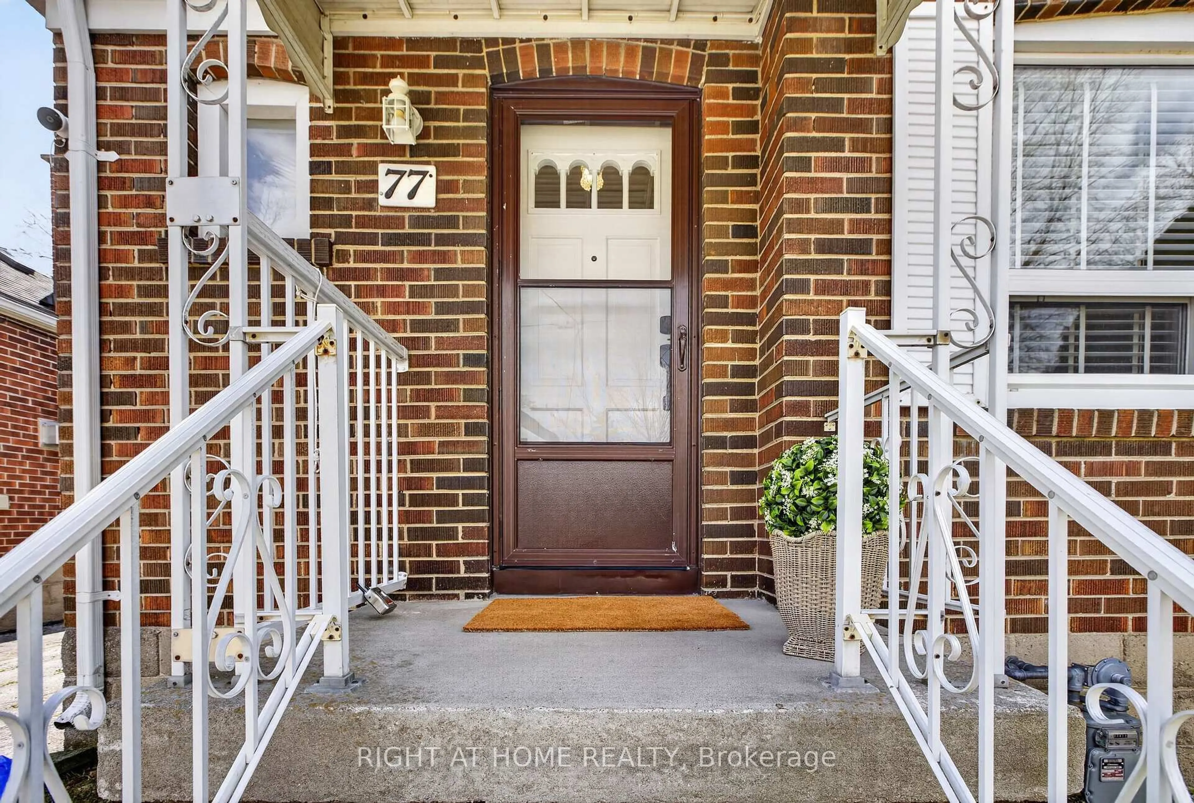 Indoor entryway for 77 Elma St, Toronto Ontario M8V 1X9