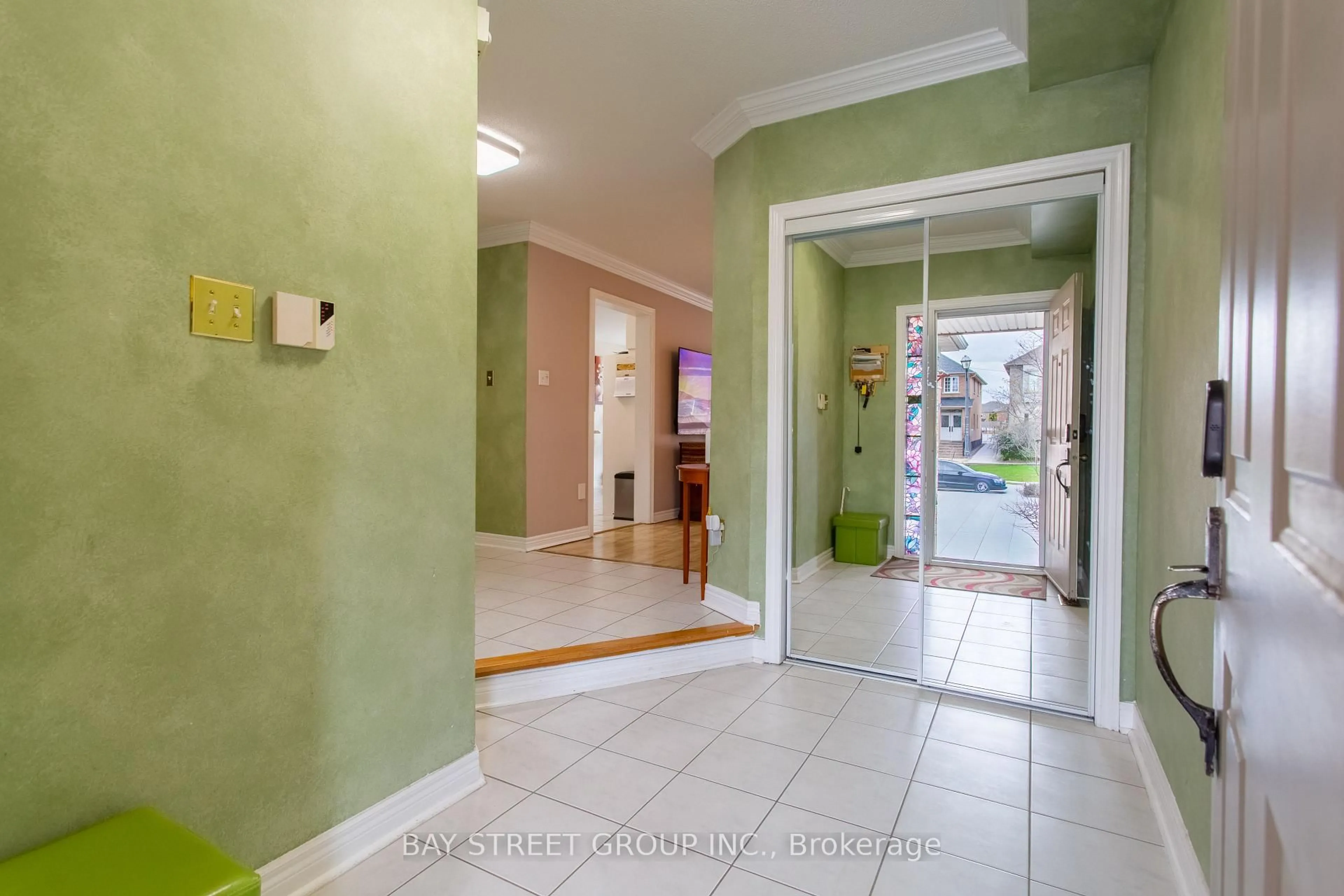 Indoor foyer for 5 Cedargrove Rd, Caledon Ontario L7E 2L4