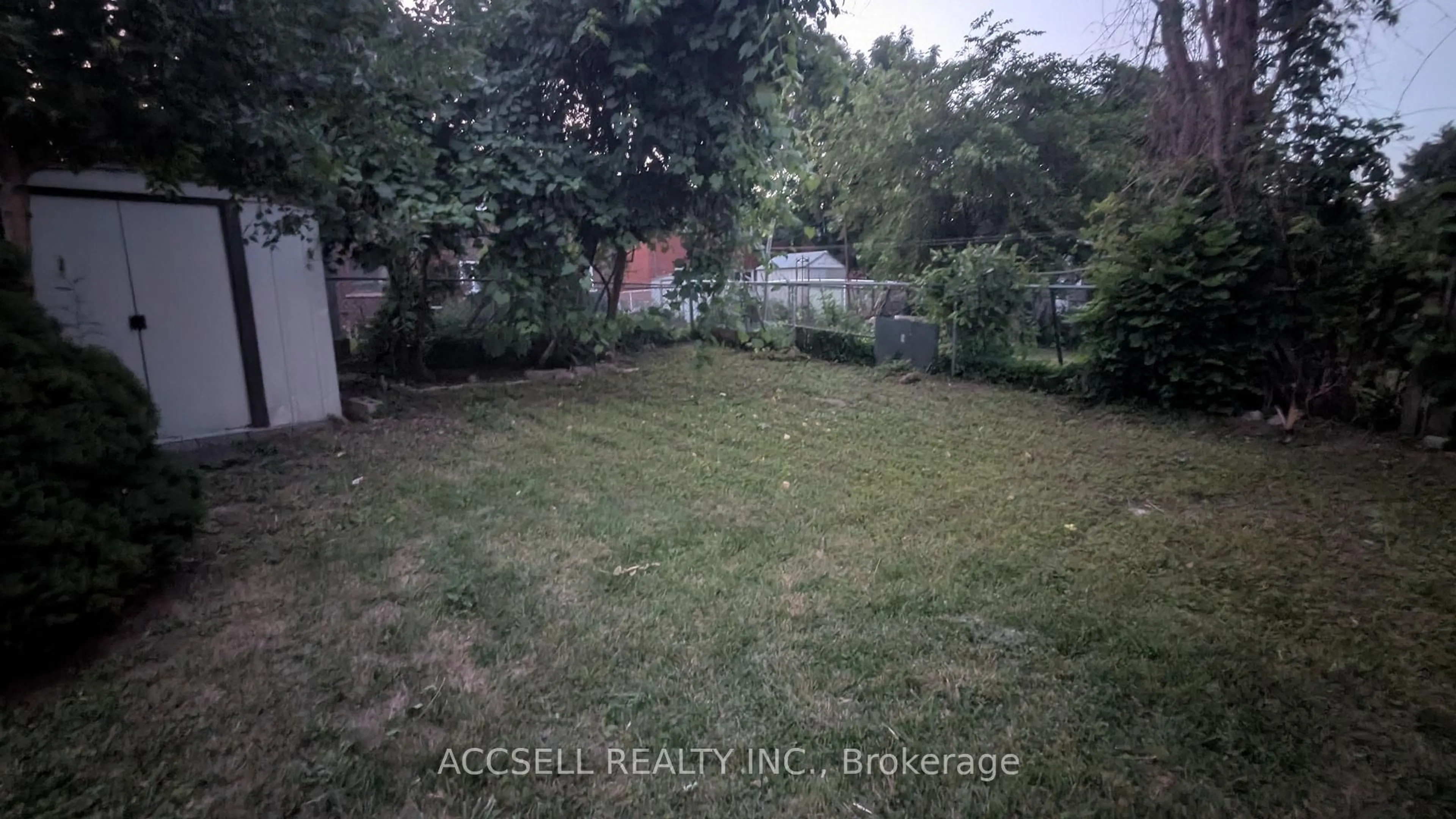 A pic from outside/outdoor area/front of a property/back of a property/a pic from drone, street for 1055 Claredale Rd, Mississauga Ontario L5G 1T5