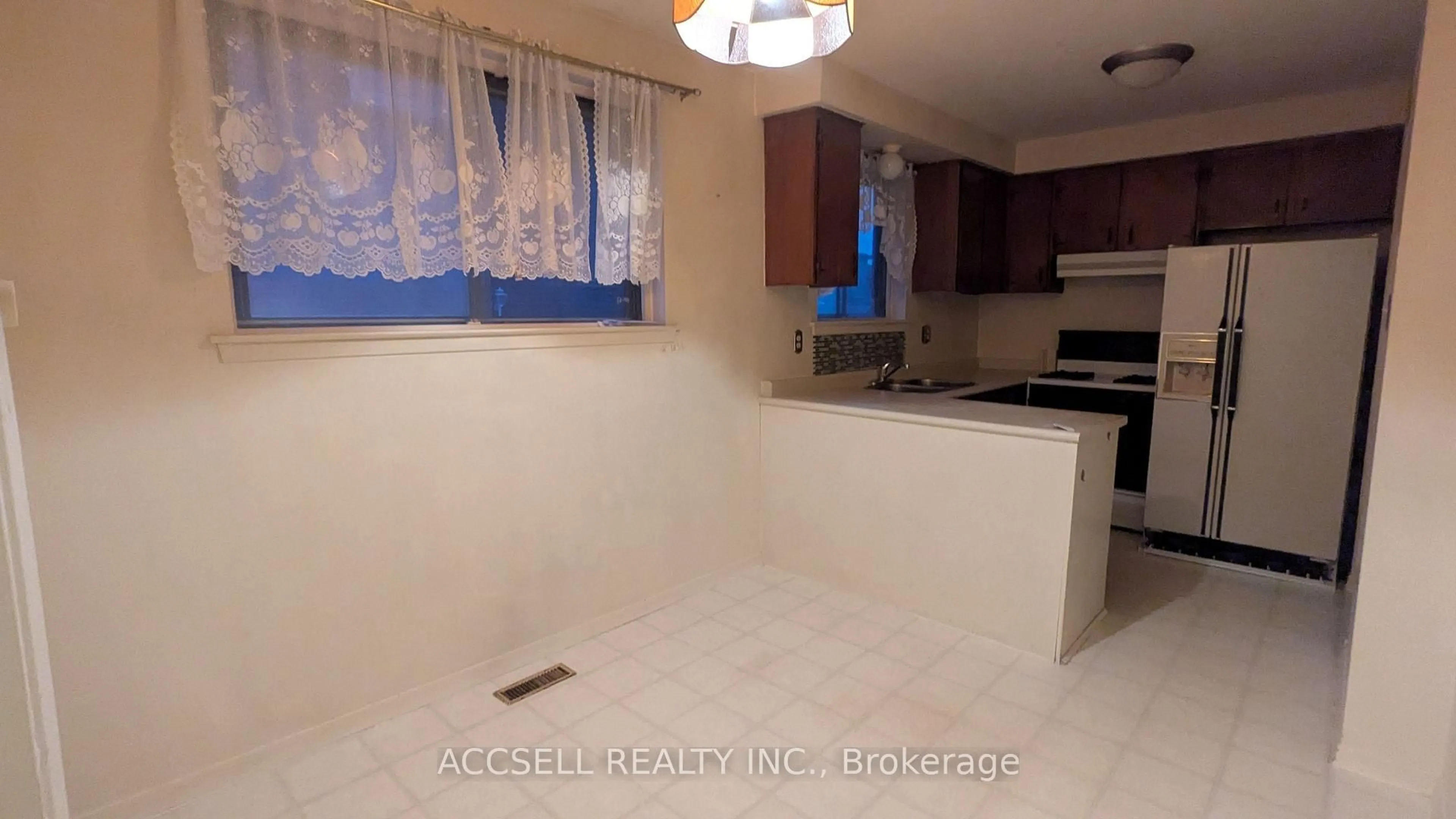 Standard kitchen, ceramic/tile floor for 1055 Claredale Rd, Mississauga Ontario L5G 1T5
