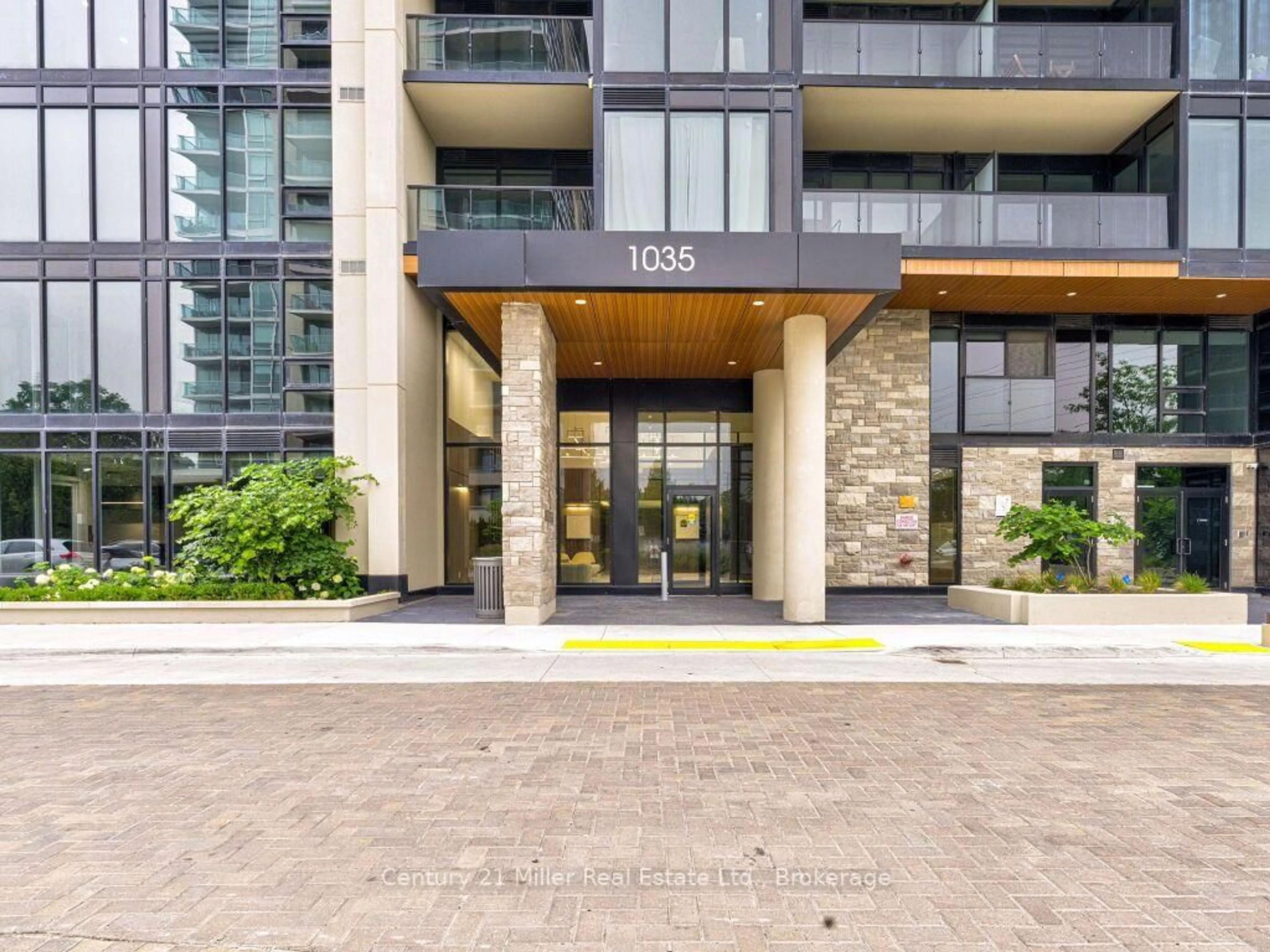 Indoor foyer for 1035 Southdown Rd #PH 1910, Mississauga Ontario L5J 0A2