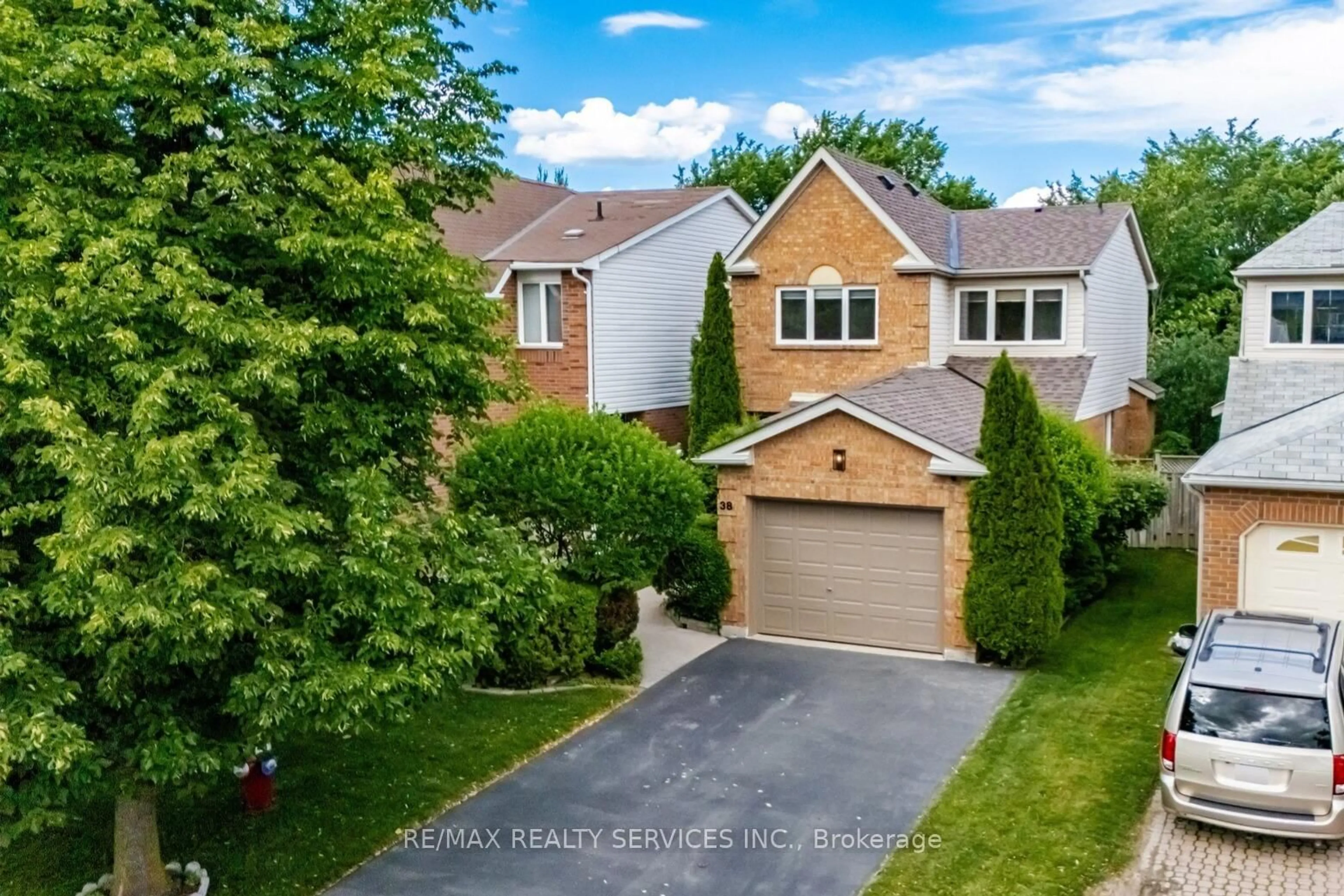 A pic from outside/outdoor area/front of a property/back of a property/a pic from drone, street for 38 Furrows End, Brampton Ontario L6Z 4S5