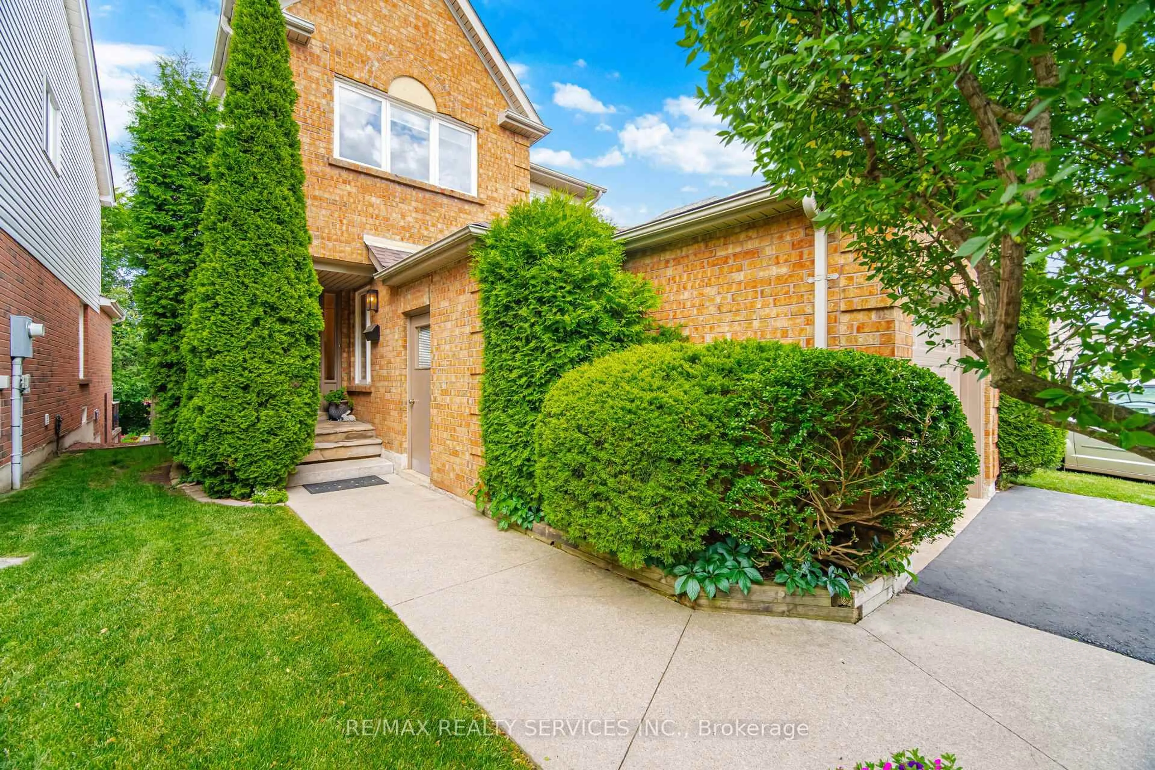 A pic from outside/outdoor area/front of a property/back of a property/a pic from drone, street for 38 Furrows End, Brampton Ontario L6Z 4S5