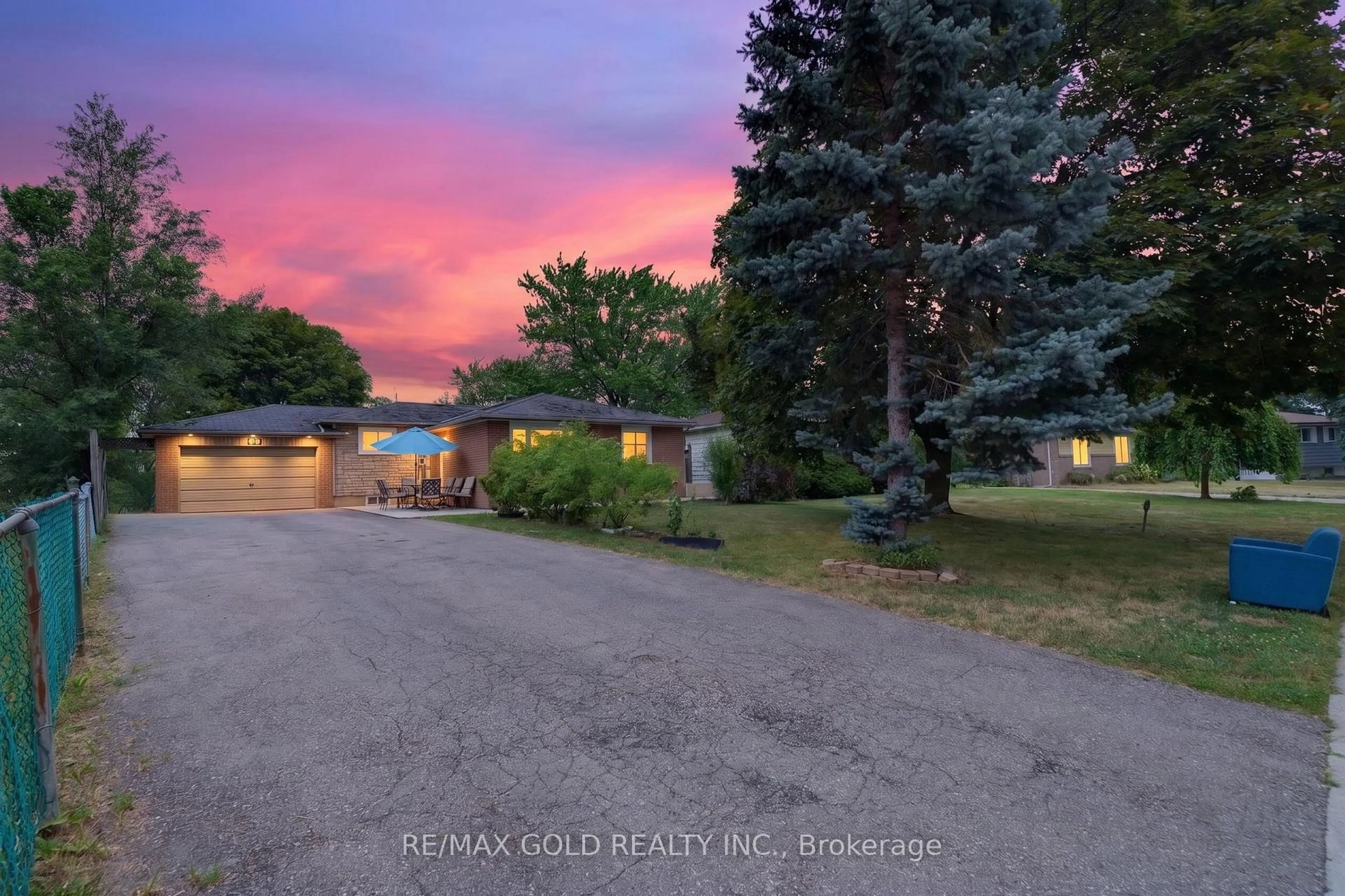 A pic from outside/outdoor area/front of a property/back of a property/a pic from drone, street for 32 Dunblaine Cres, Brampton Ontario L6T 3H2