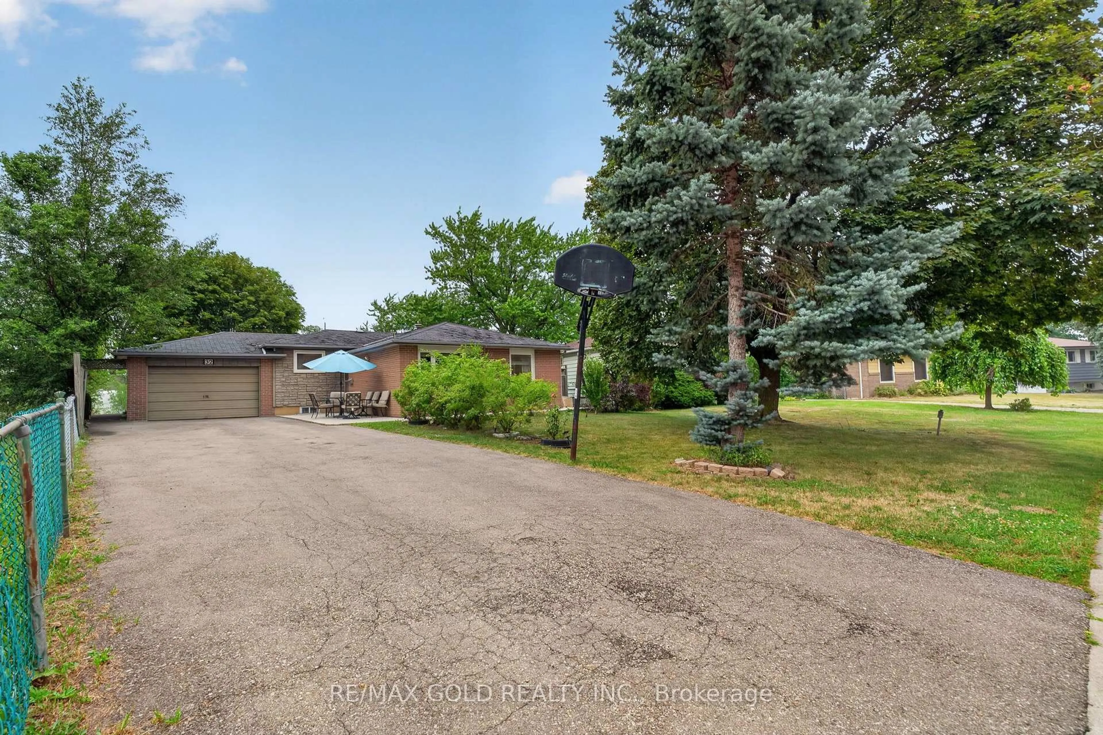 A pic from outside/outdoor area/front of a property/back of a property/a pic from drone, street for 32 Dunblaine Cres, Brampton Ontario L6T 3H2