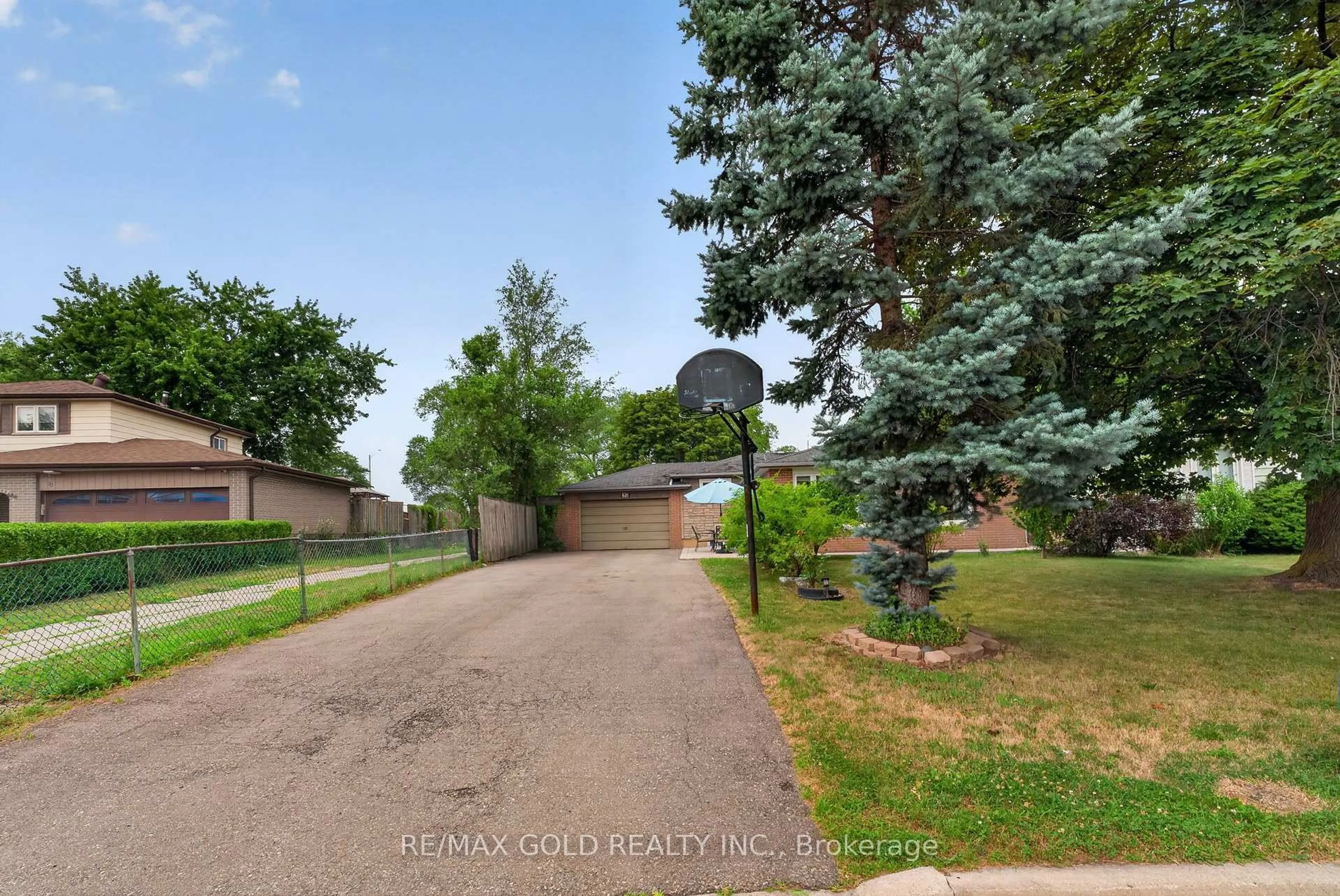 A pic from outside/outdoor area/front of a property/back of a property/a pic from drone, street for 32 Dunblaine Cres, Brampton Ontario L6T 3H2