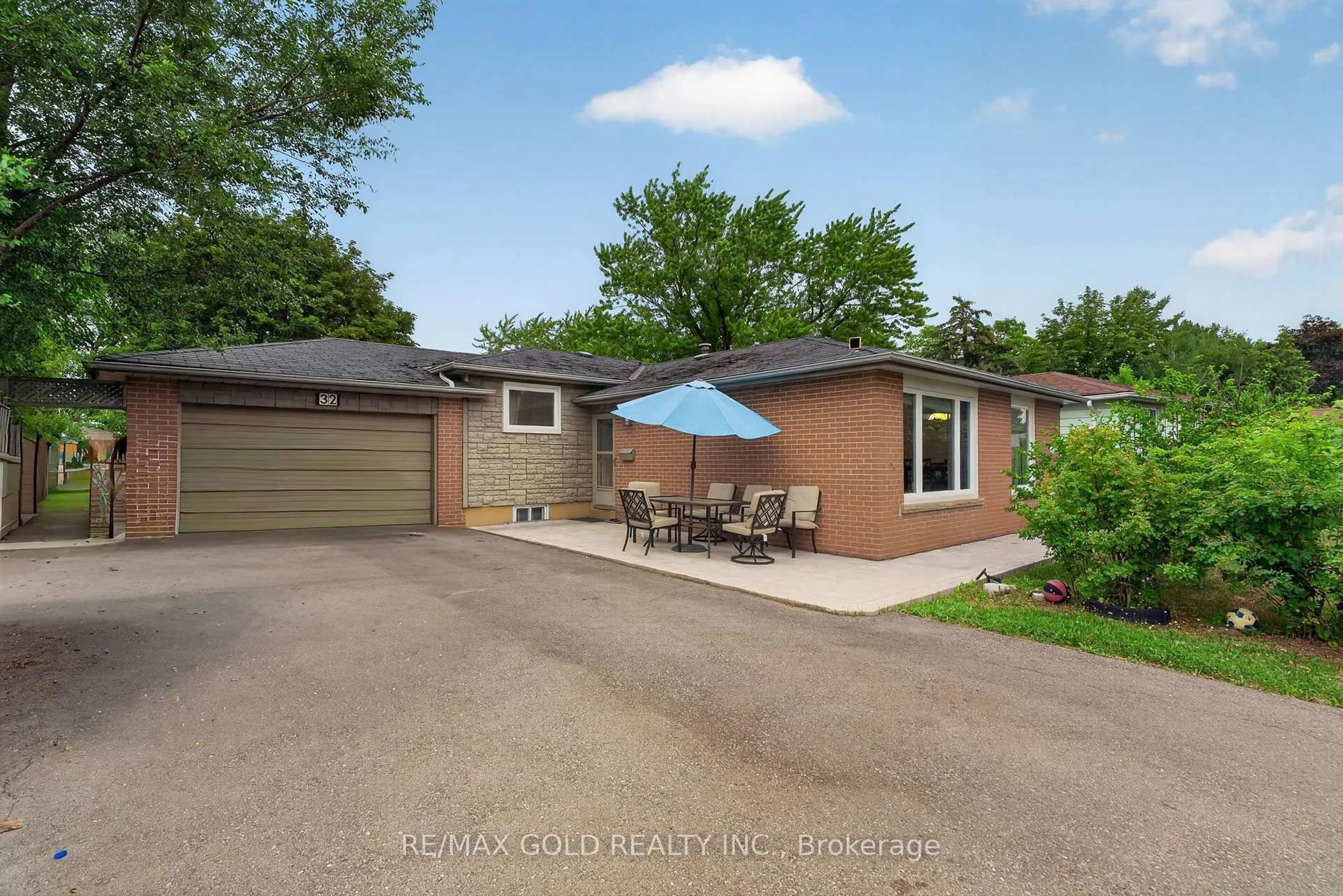 A pic from outside/outdoor area/front of a property/back of a property/a pic from drone, street for 32 Dunblaine Cres, Brampton Ontario L6T 3H2