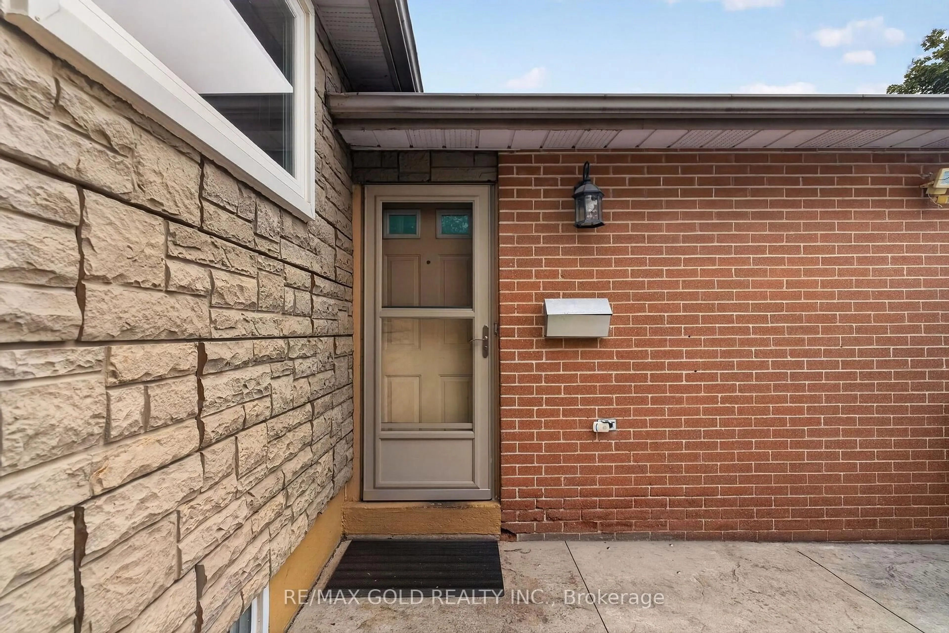 Home with brick exterior material, street for 32 Dunblaine Cres, Brampton Ontario L6T 3H2