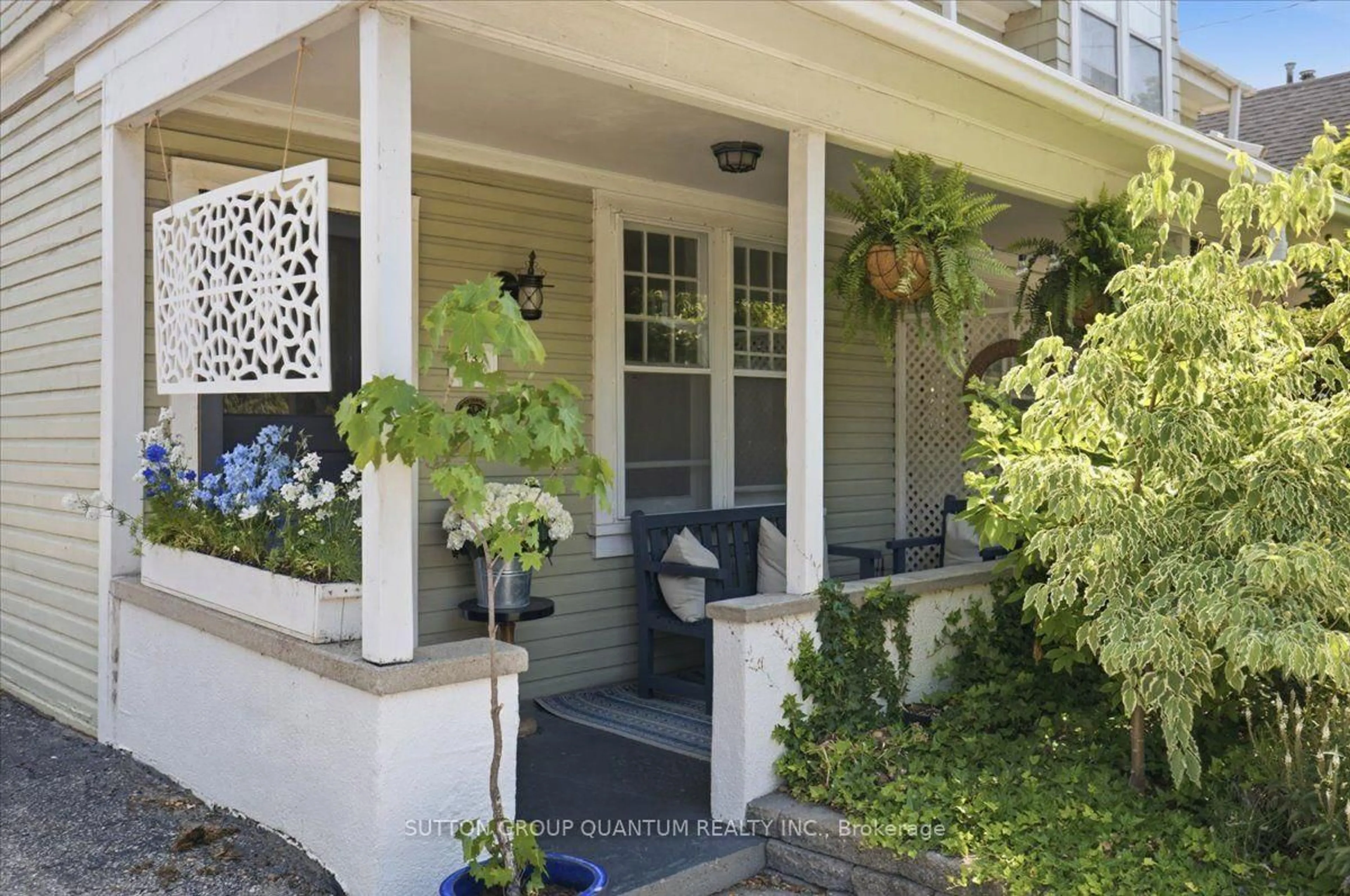 Indoor entryway for 137 Chisholm St, Oakville Ontario L6K 3J1