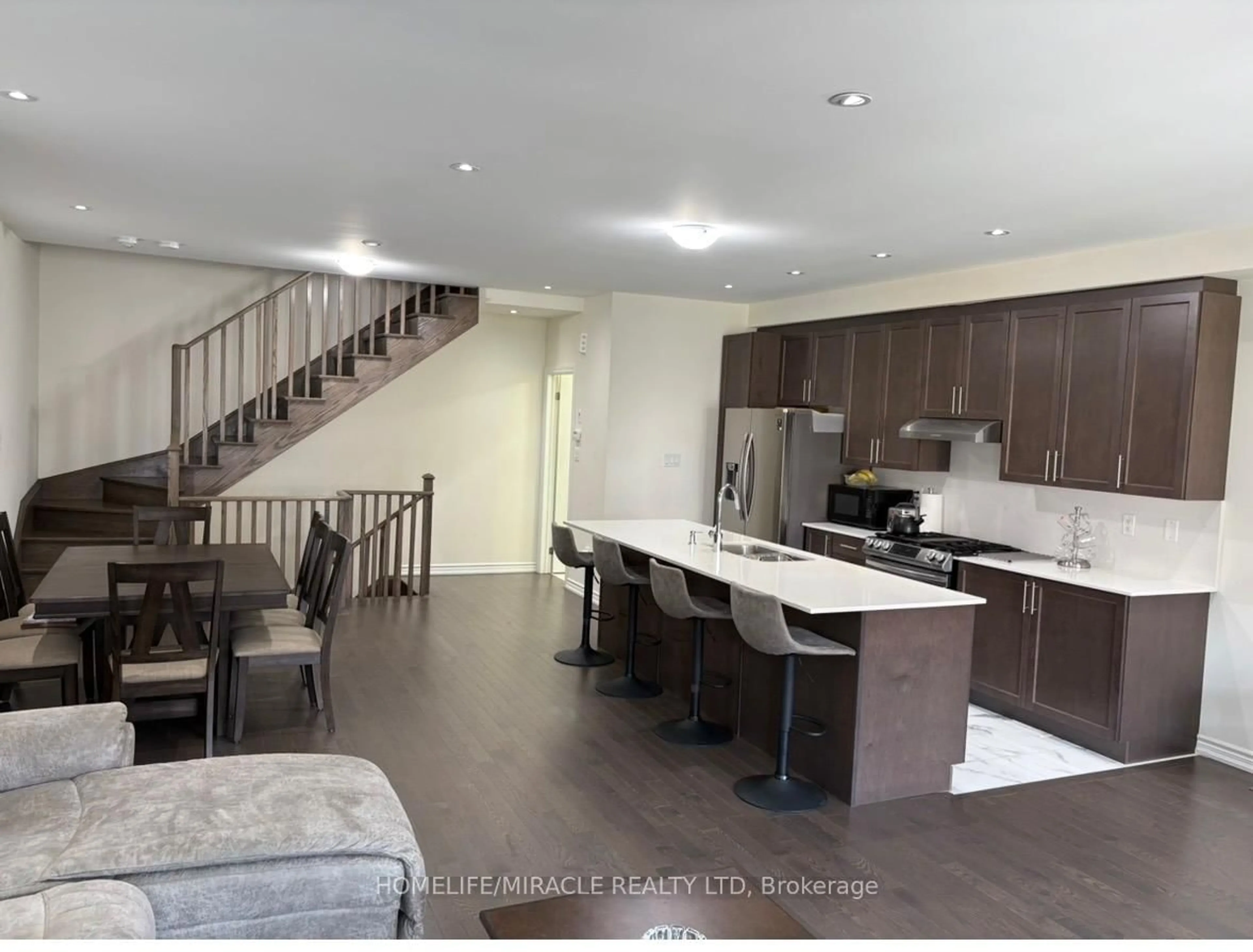 Open concept kitchen, unknown for 23 Arrowview Dr, Brampton Ontario L7A 5H6