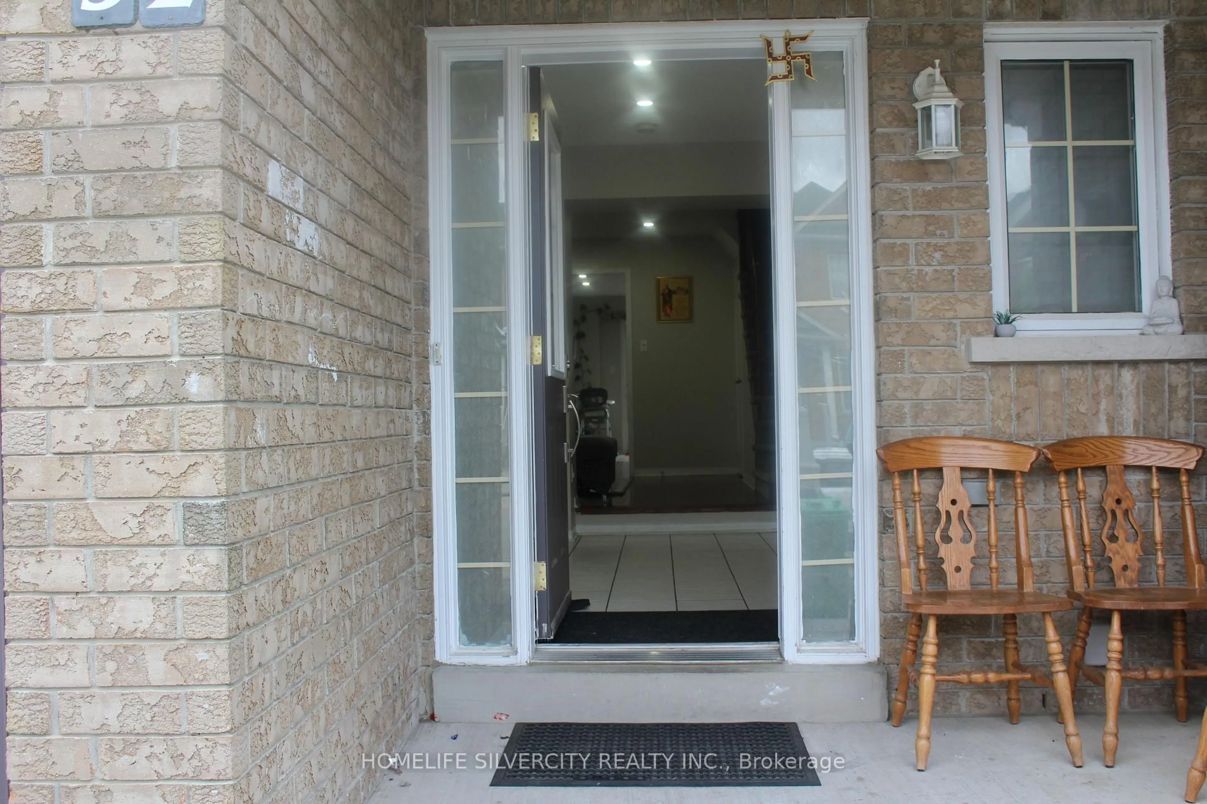 Indoor entryway for 92 Tomabrook Cres, Brampton Ontario L6R 0V4