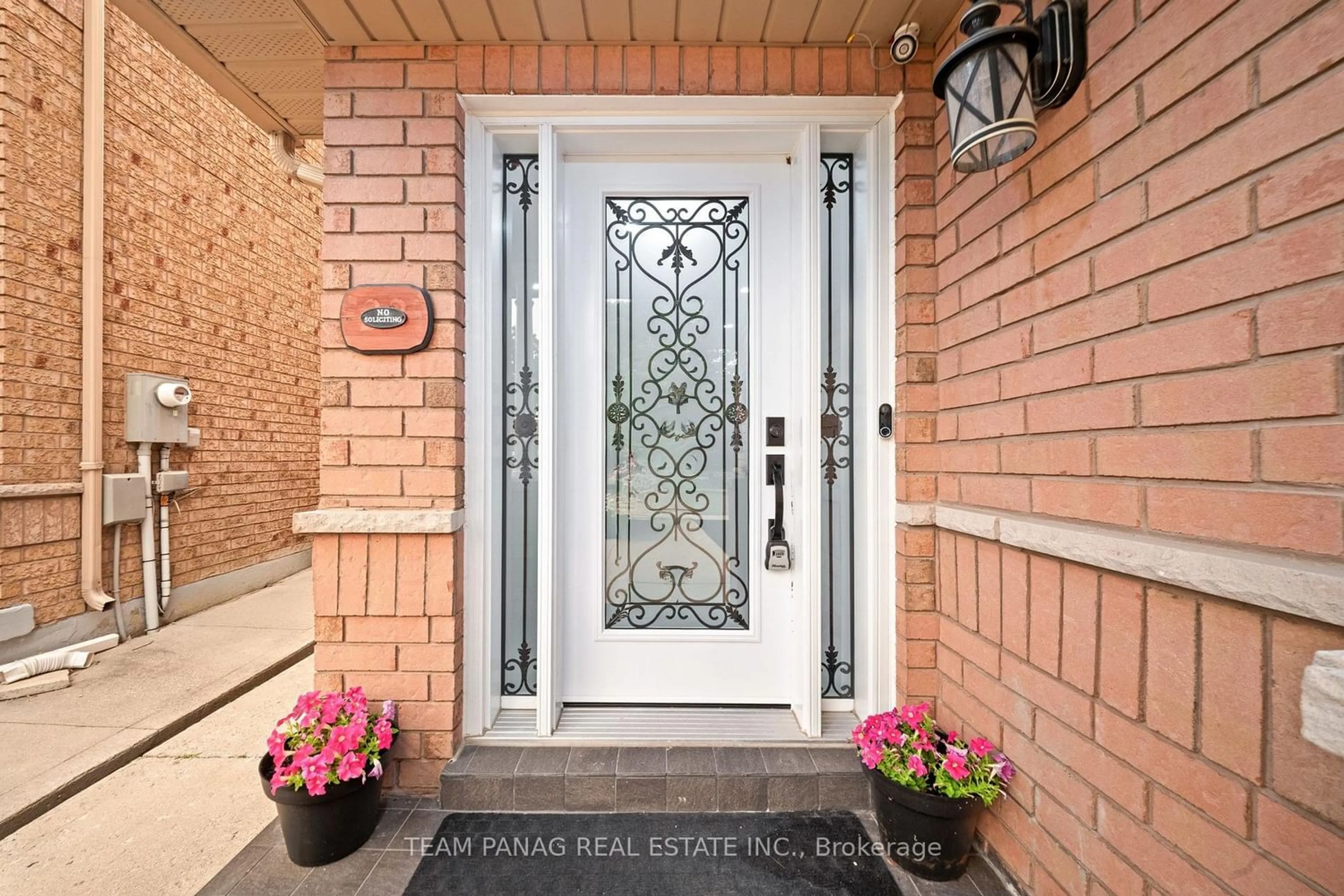 Indoor entryway for 22 Marine Dr, Brampton Ontario L6R 2H6
