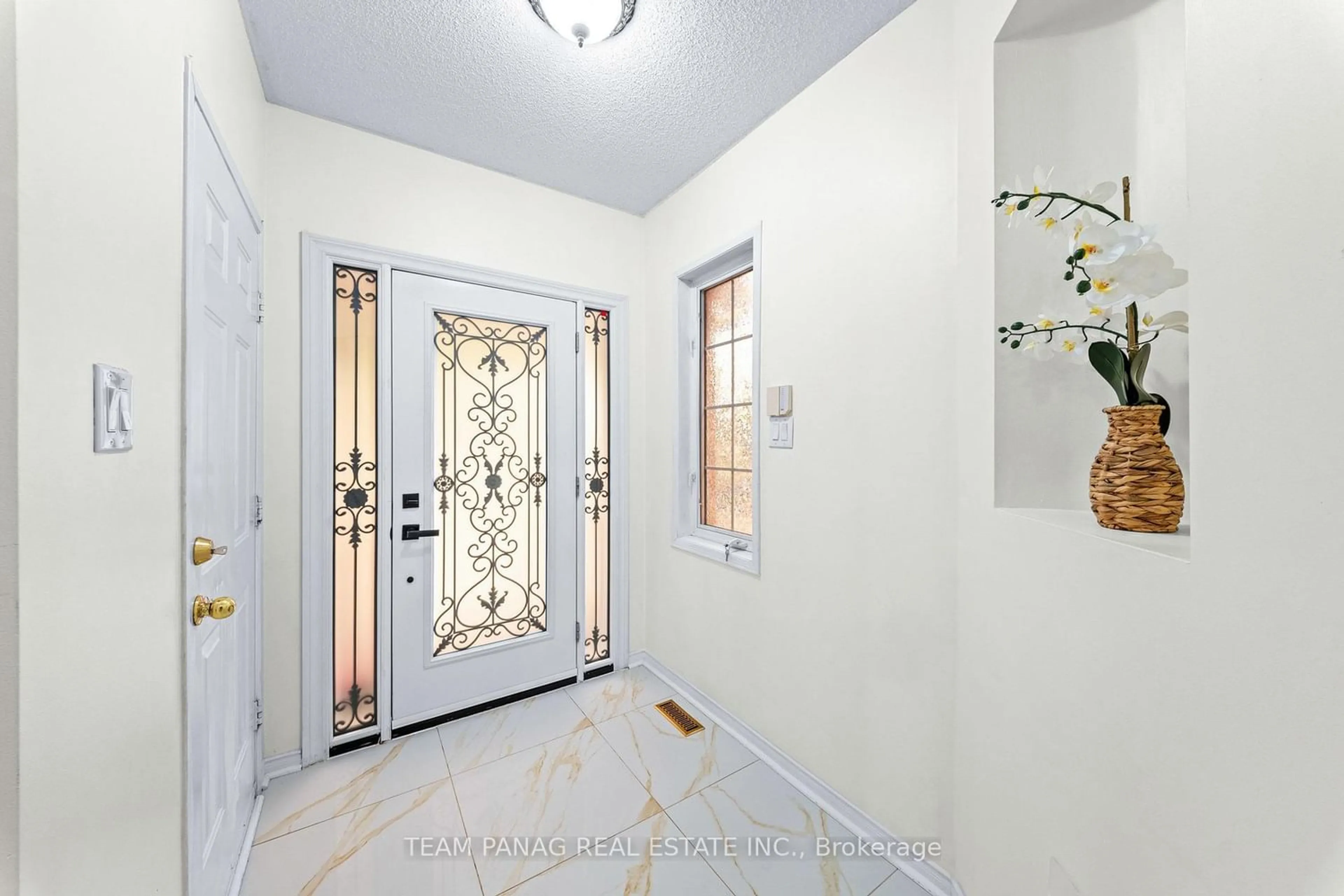 Indoor entryway for 22 Marine Dr, Brampton Ontario L6R 2H6
