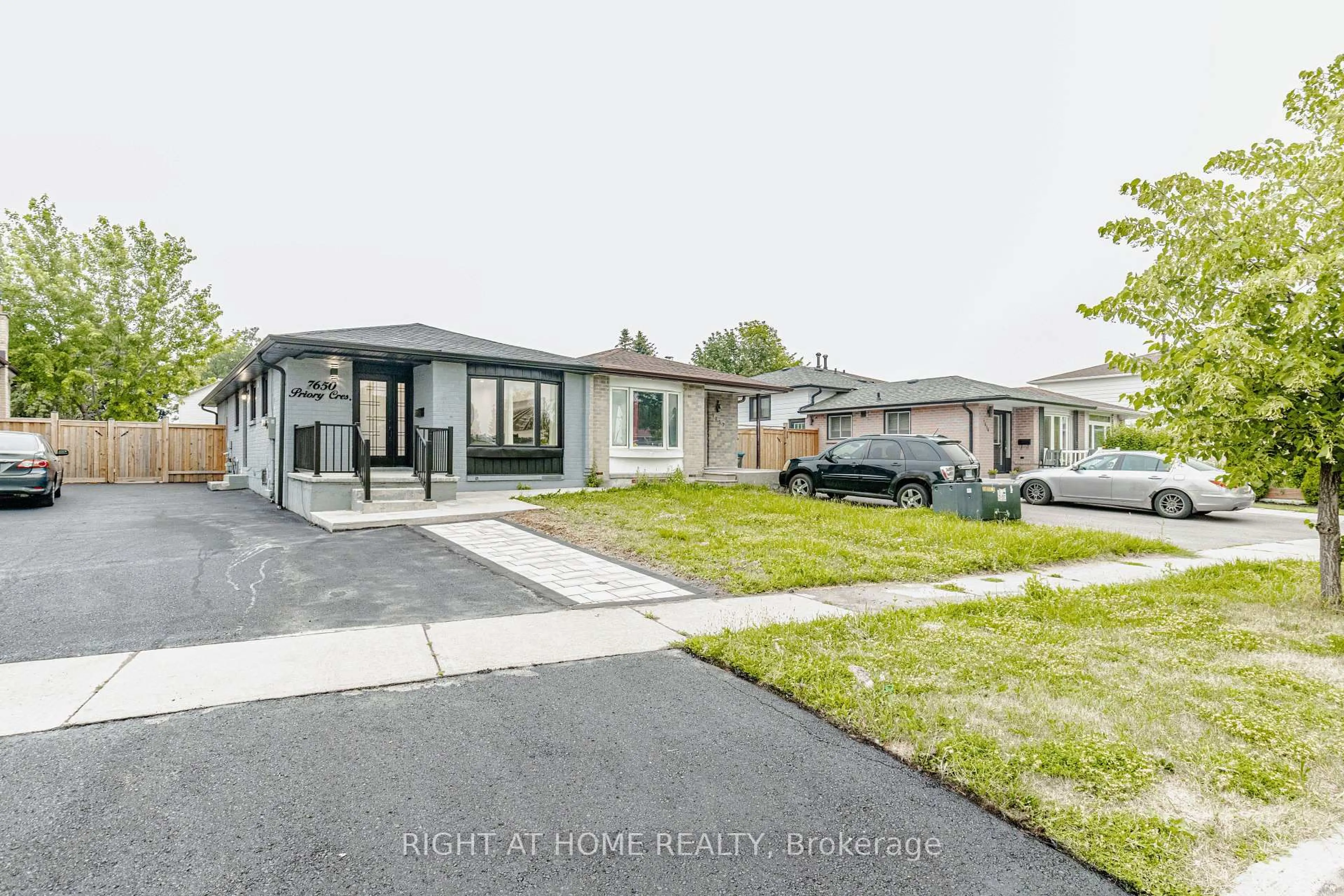 Unknown for 7650 Priory Cres, Mississauga Ontario L4T 3H5
