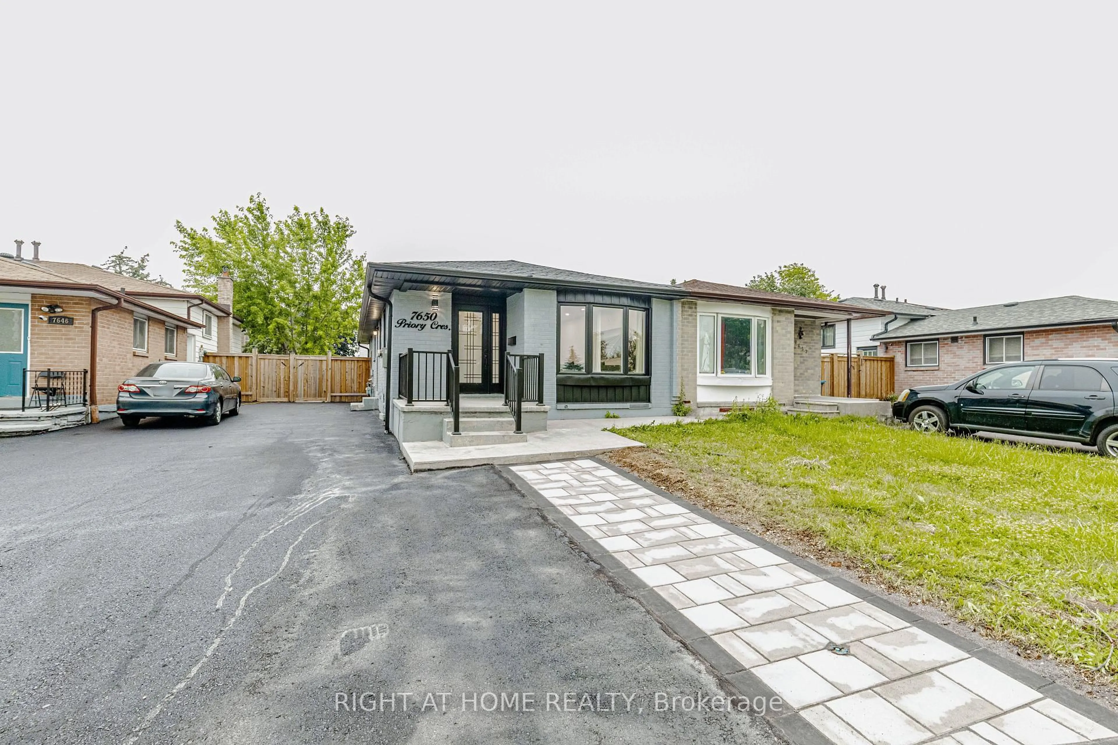 Unknown for 7650 Priory Cres, Mississauga Ontario L4T 3H5