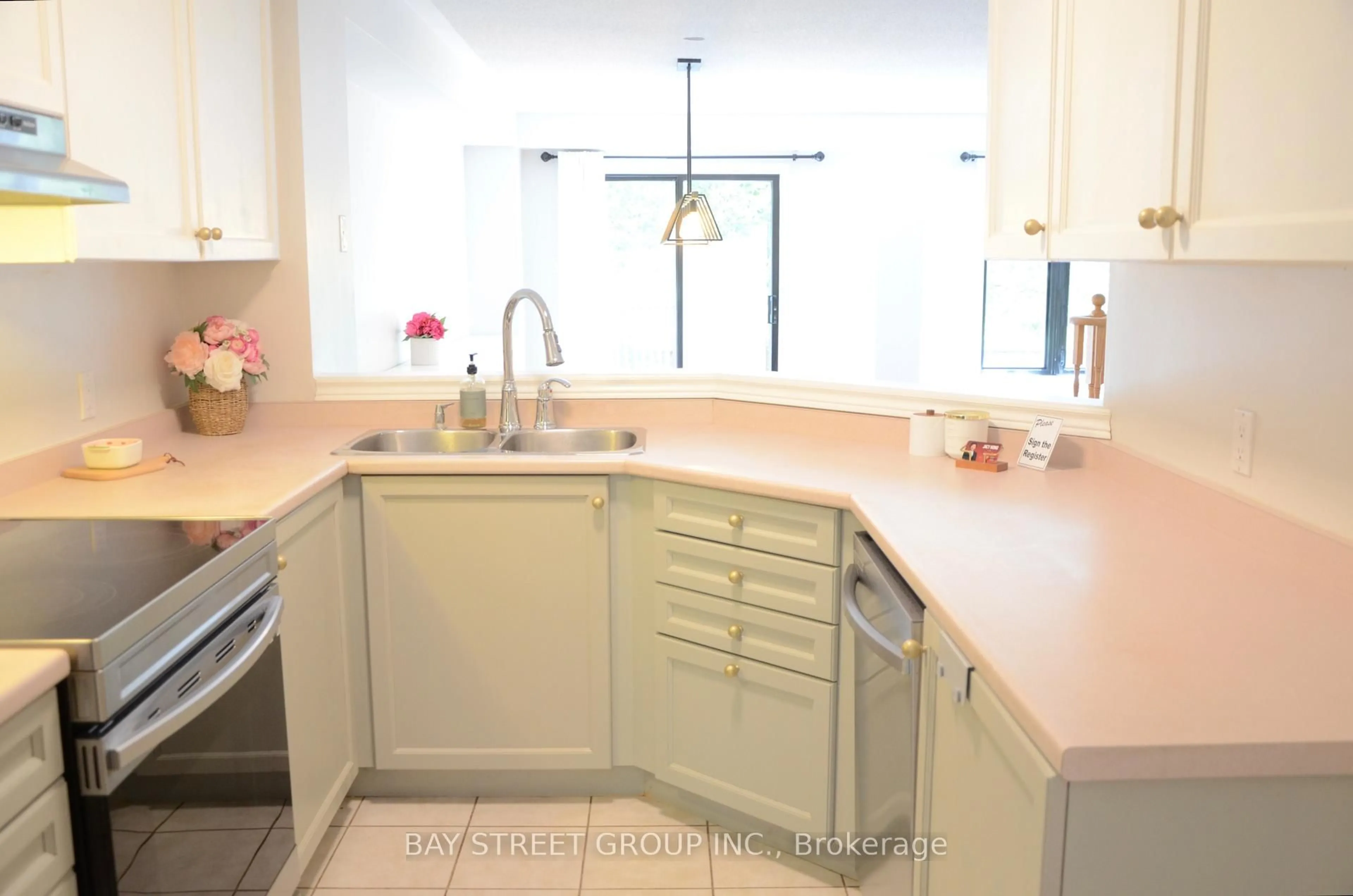 Standard kitchen, unknown for 1905 Broad Hollow Gate ##44, Mississauga Ontario L5L 5X2