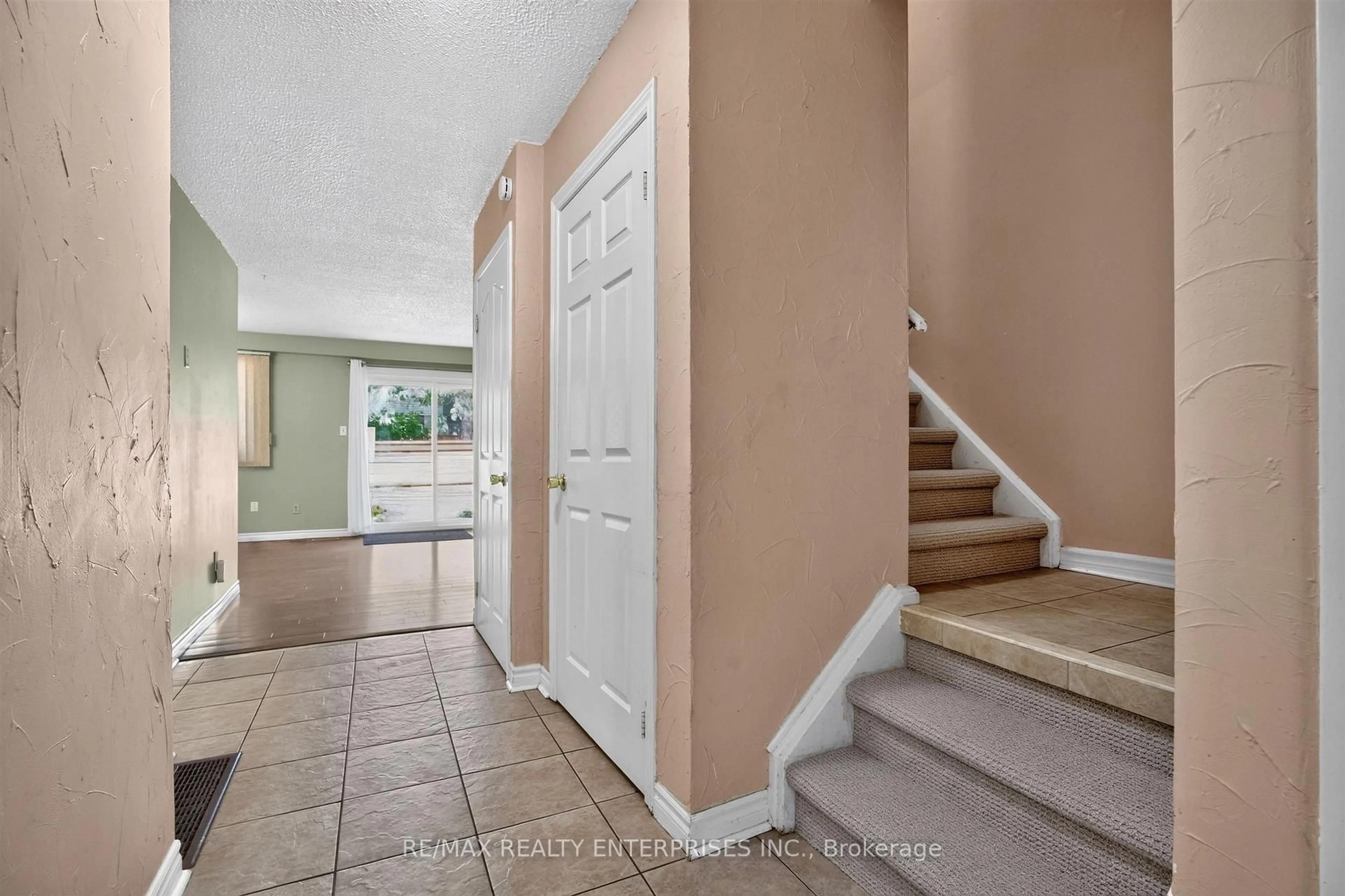 Indoor entryway for 5610 Montevideo Rd #60, Mississauga Ontario L5N 2N9