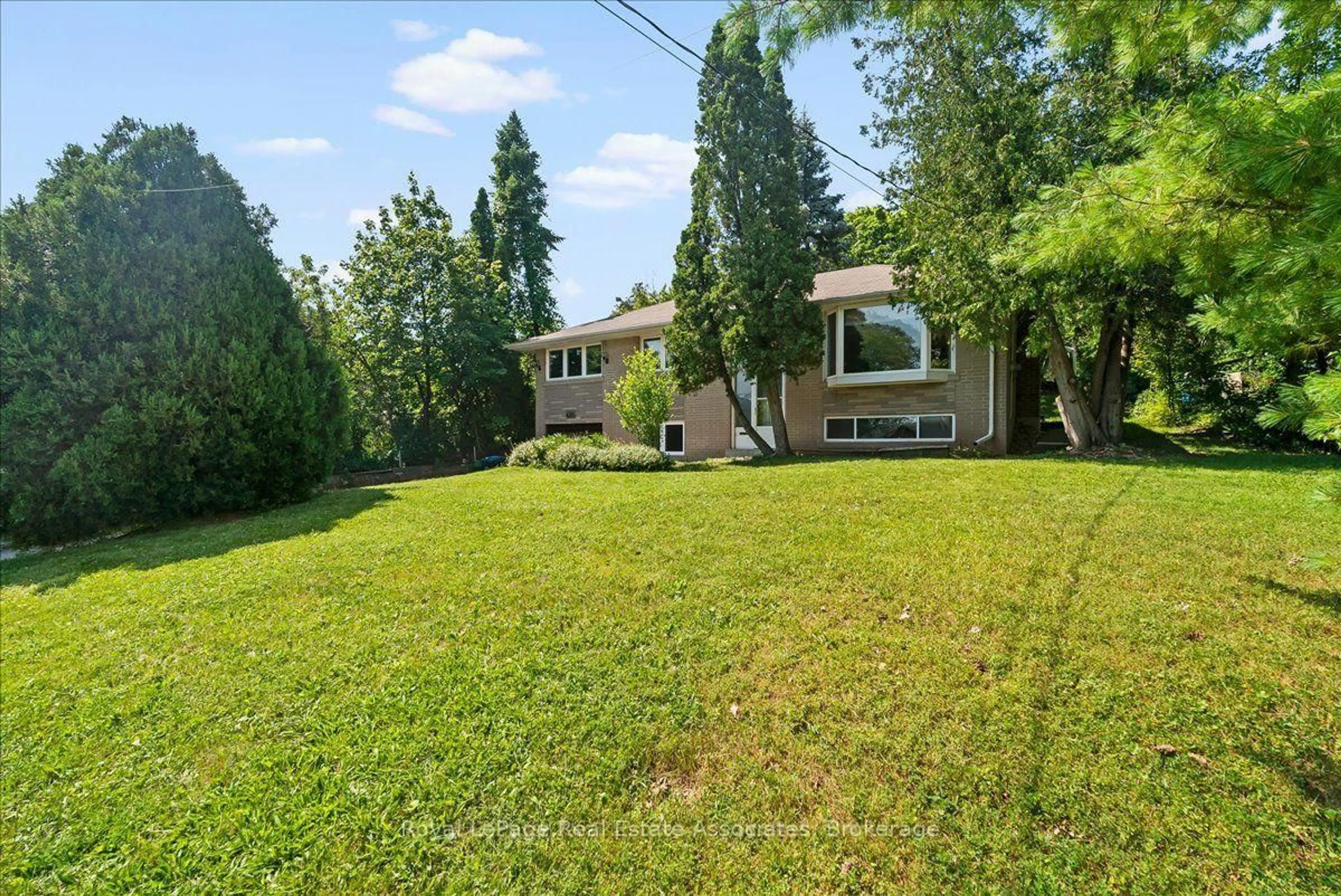 A pic from outside/outdoor area/front of a property/back of a property/a pic from drone, mountain view for 132 Vista Blvd, Mississauga Ontario L5M 1V9