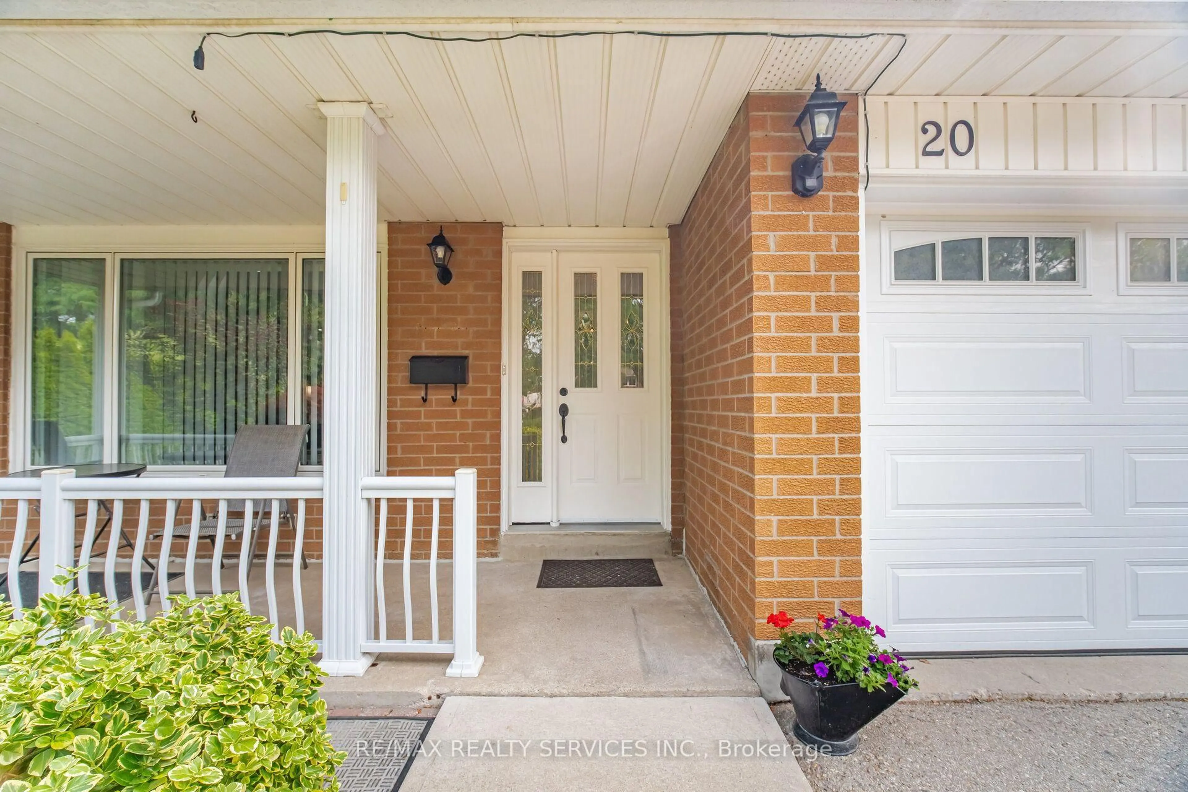 Indoor entryway for 20 Malcolm Cres, Brampton Ontario L6S 3C8