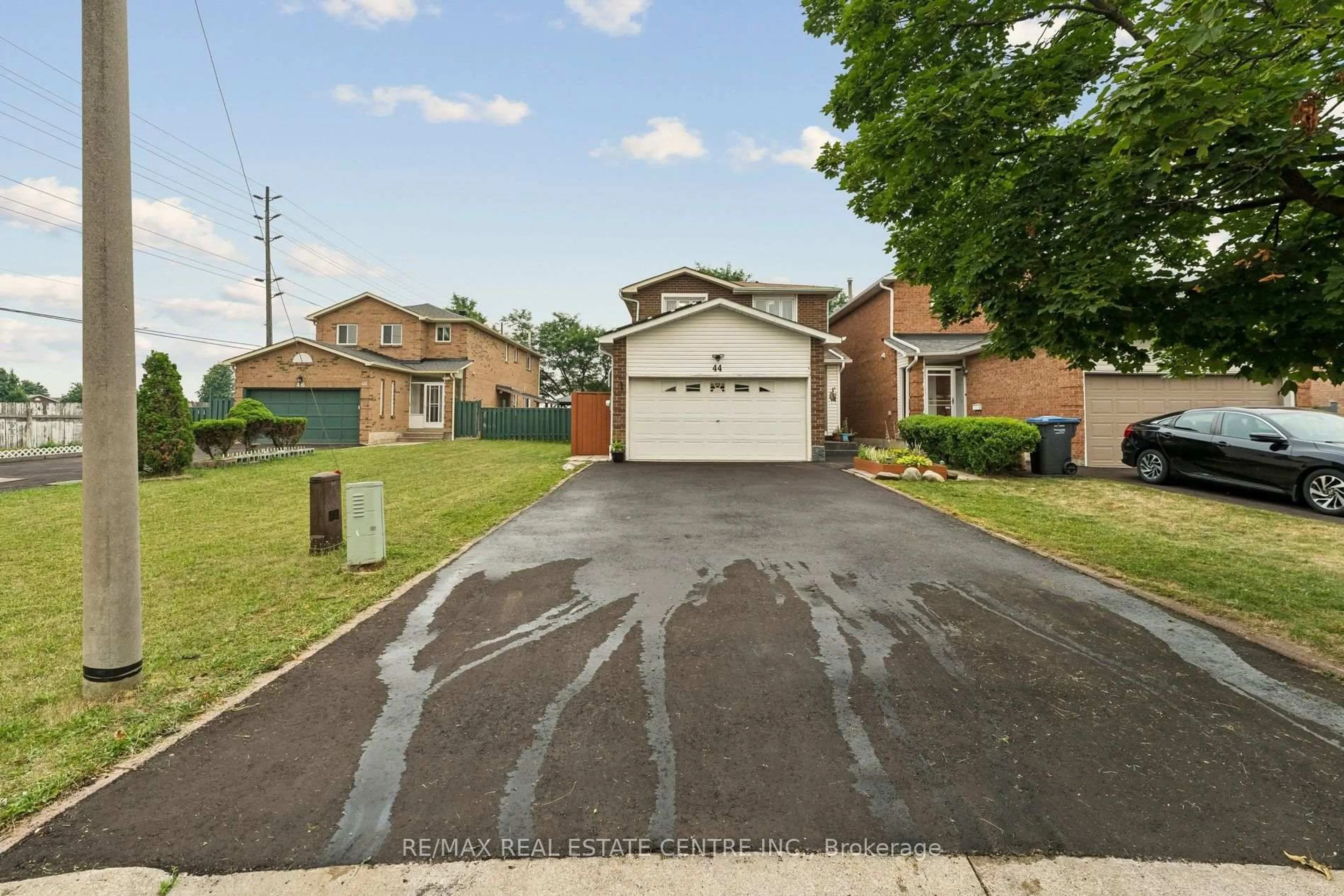 A pic from outside/outdoor area/front of a property/back of a property/a pic from drone, street for 44 Adam St, Brampton Ontario L6Z 2R9
