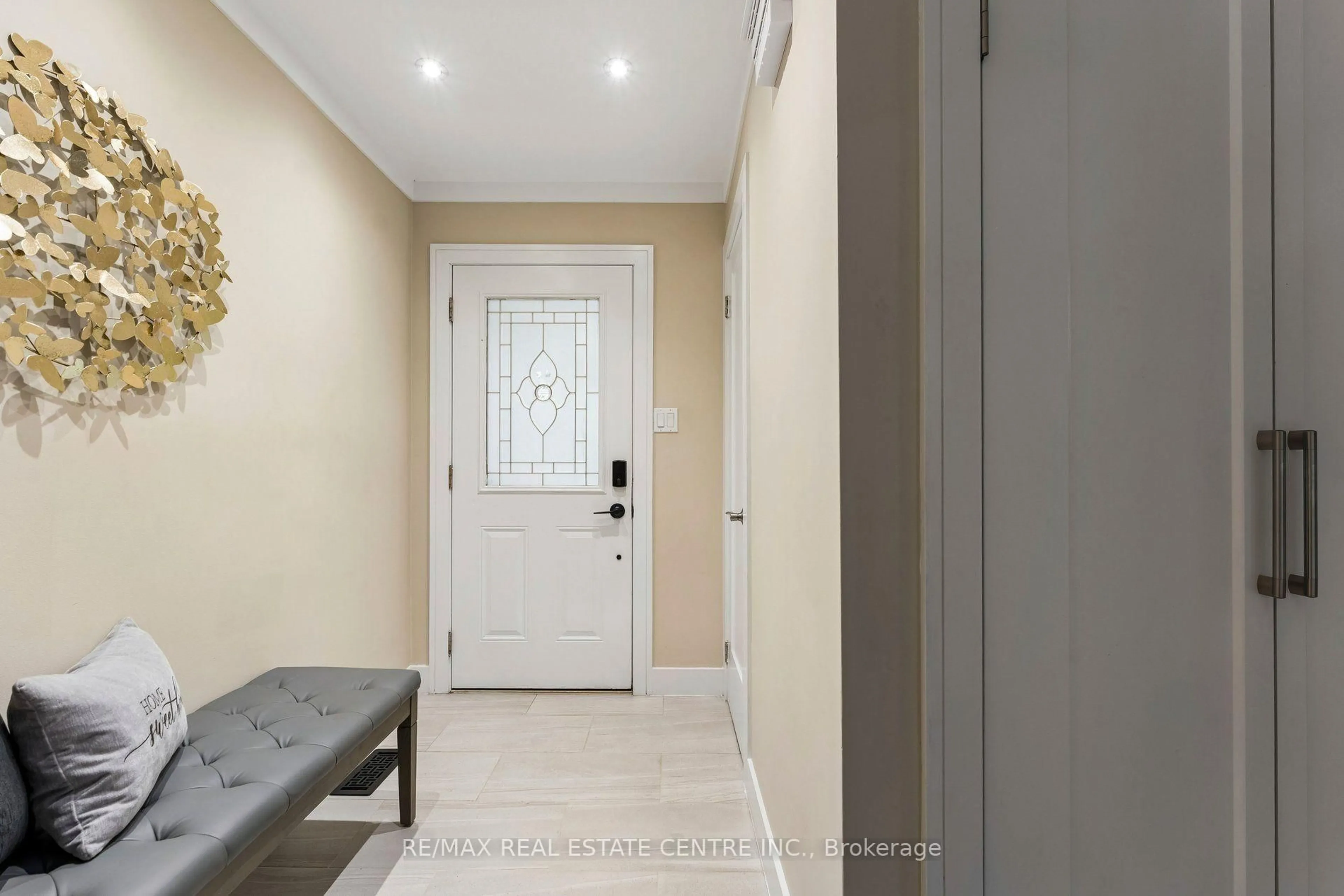 Indoor entryway for 44 Adam St, Brampton Ontario L6Z 2R9