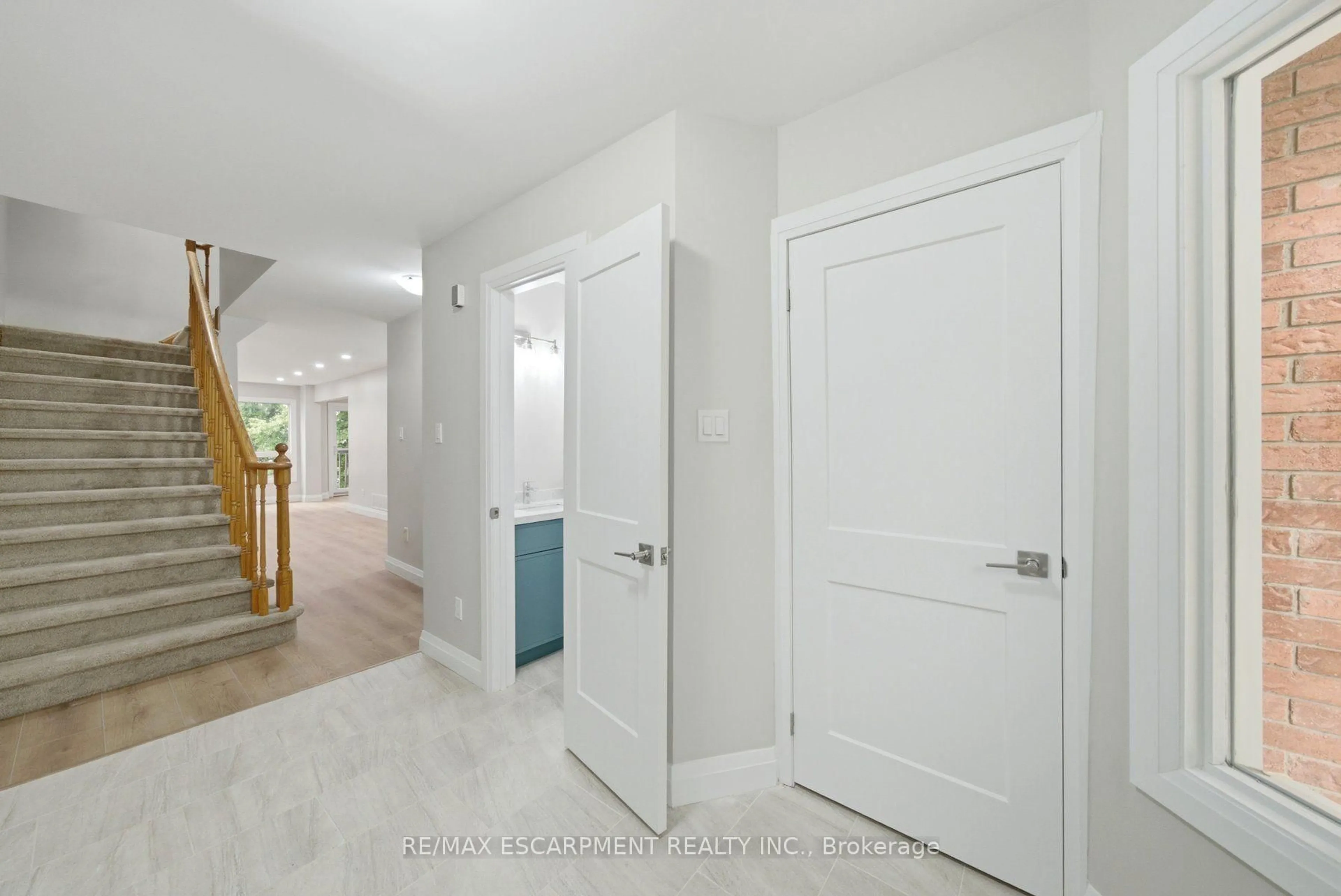 Indoor entryway for 2155 Duncaster Dr #2, Burlington Ontario L7P 4R3