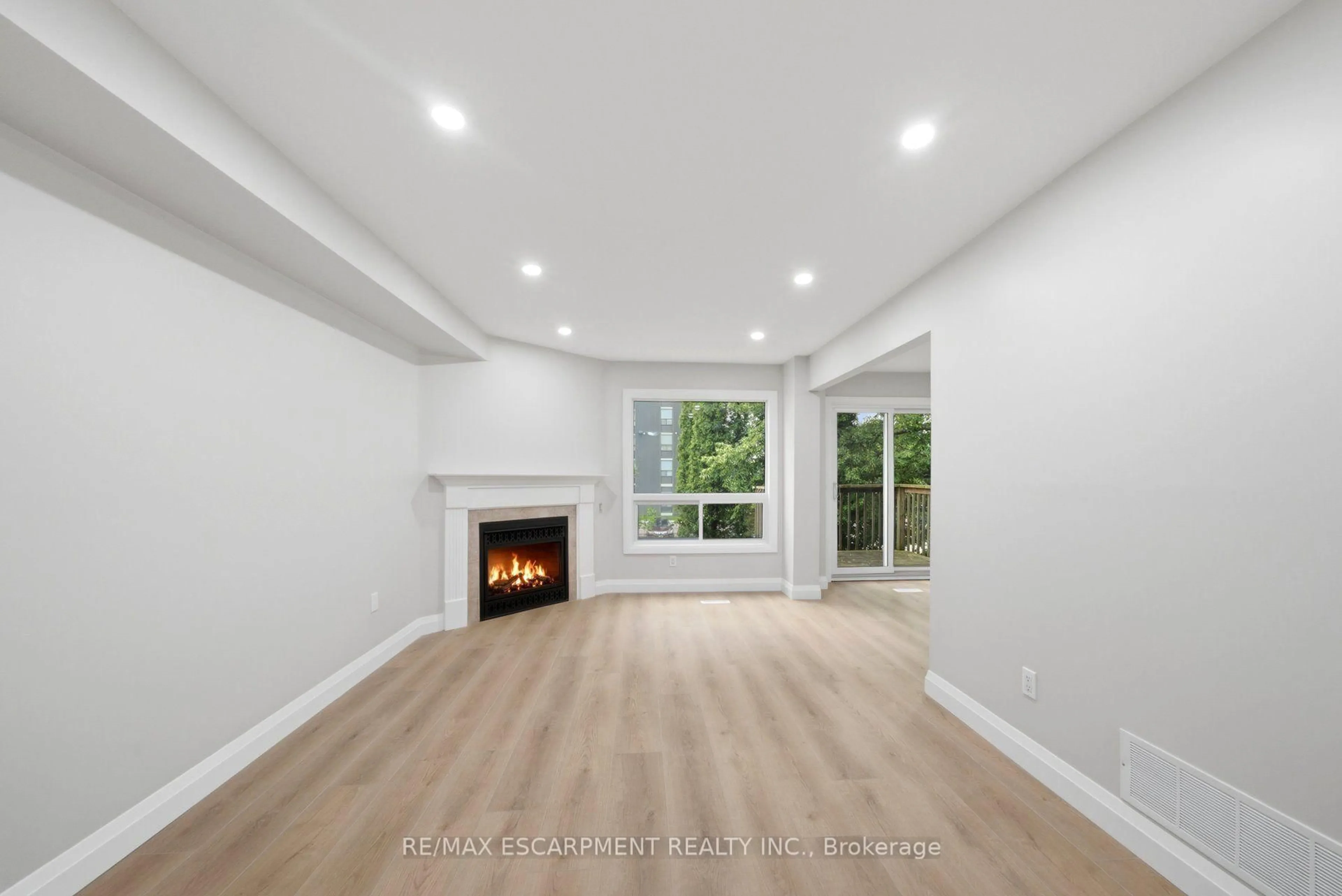 A pic of a room for 2155 Duncaster Dr #2, Burlington Ontario L7P 4R3