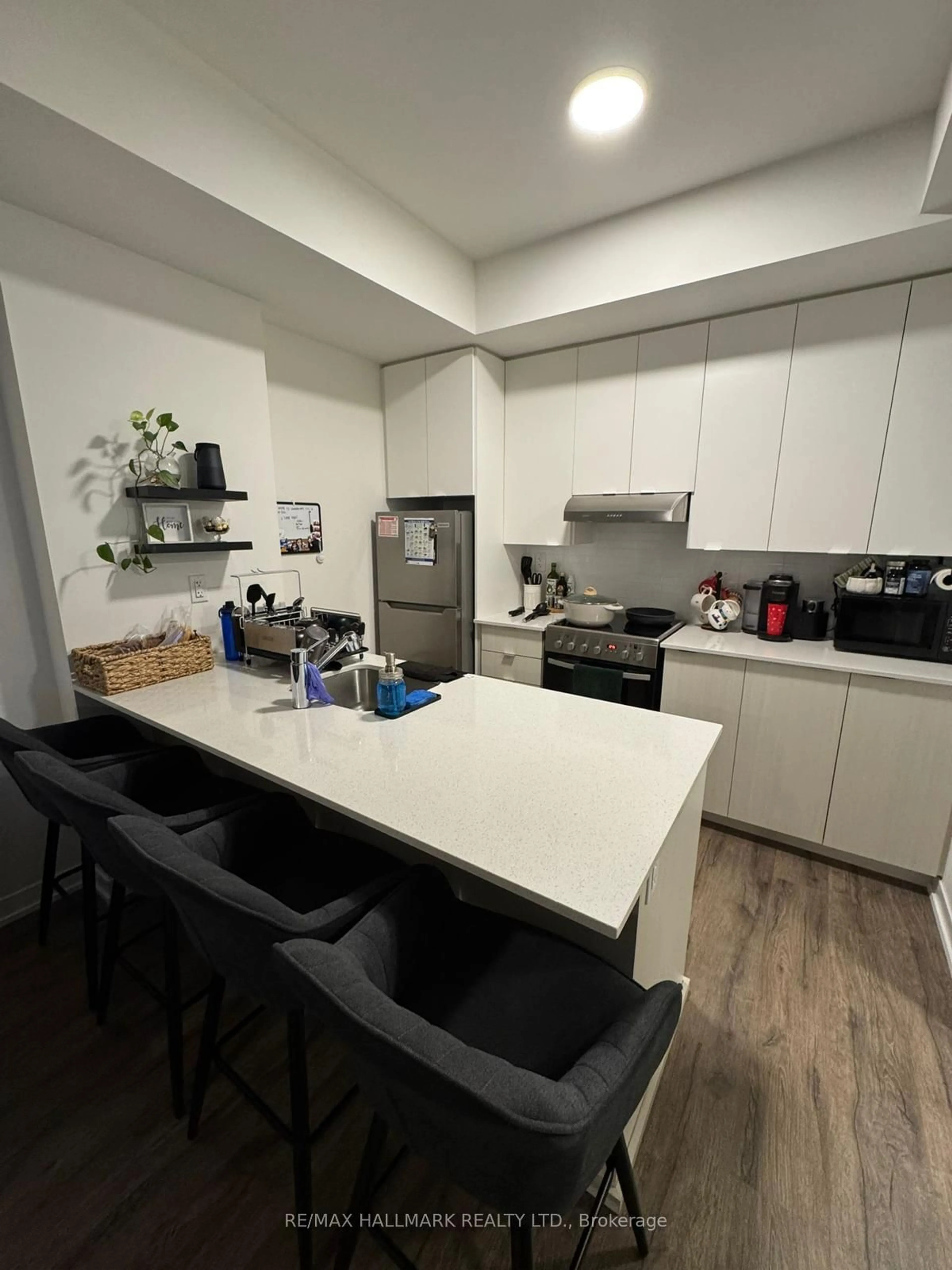 Standard kitchen, unknown for 140 Canon Jackson Dr #111, Toronto Ontario M6M 0B9