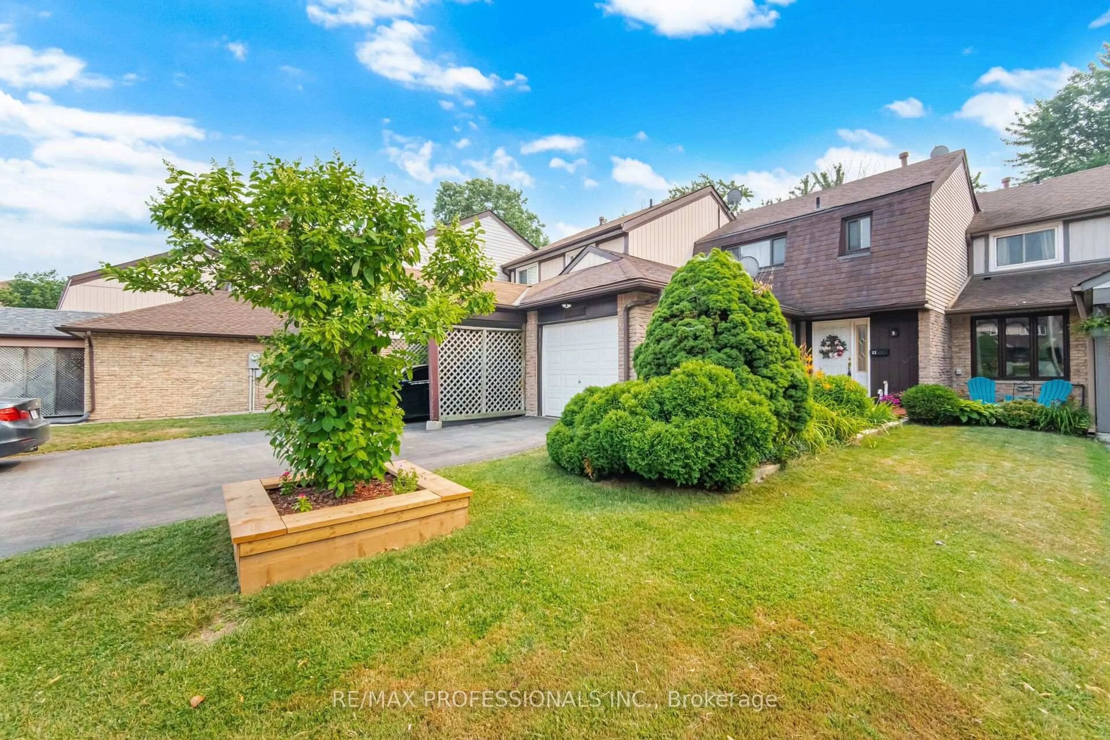A pic from outside/outdoor area/front of a property/back of a property/a pic from drone, street for 22 Pontiac Crt, Brampton Ontario L6Z 1C1
