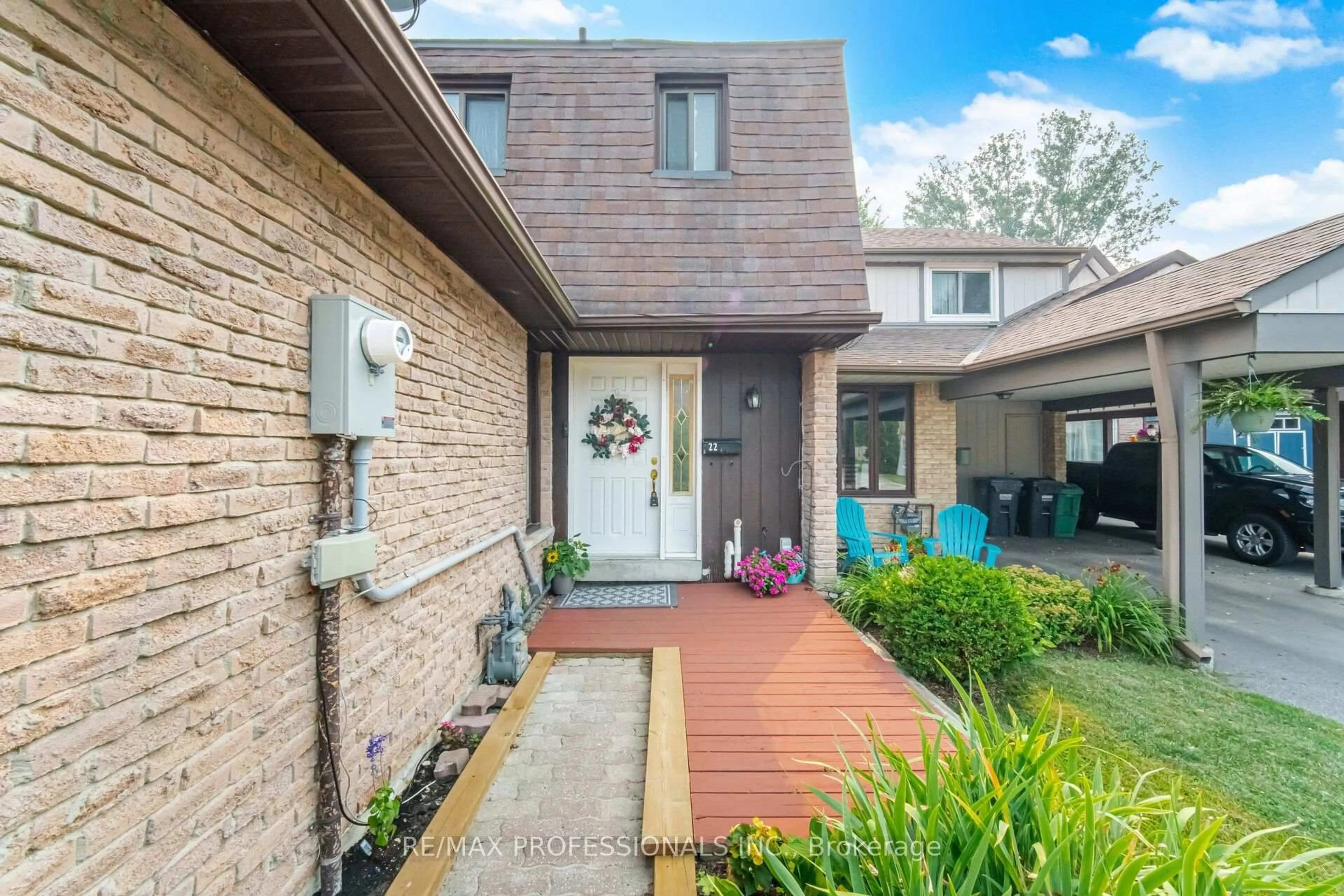 Home with brick exterior material, street for 22 Pontiac Crt, Brampton Ontario L6Z 1C1