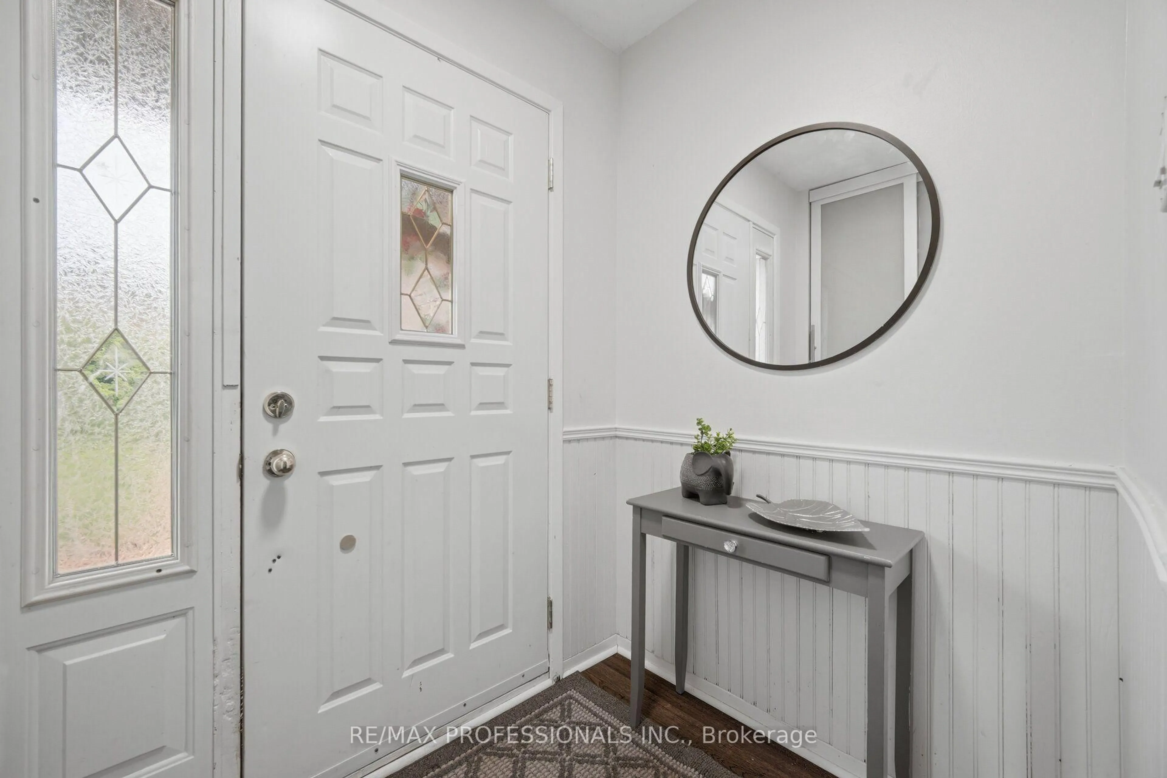 Indoor entryway for 22 Pontiac Crt, Brampton Ontario L6Z 1C1
