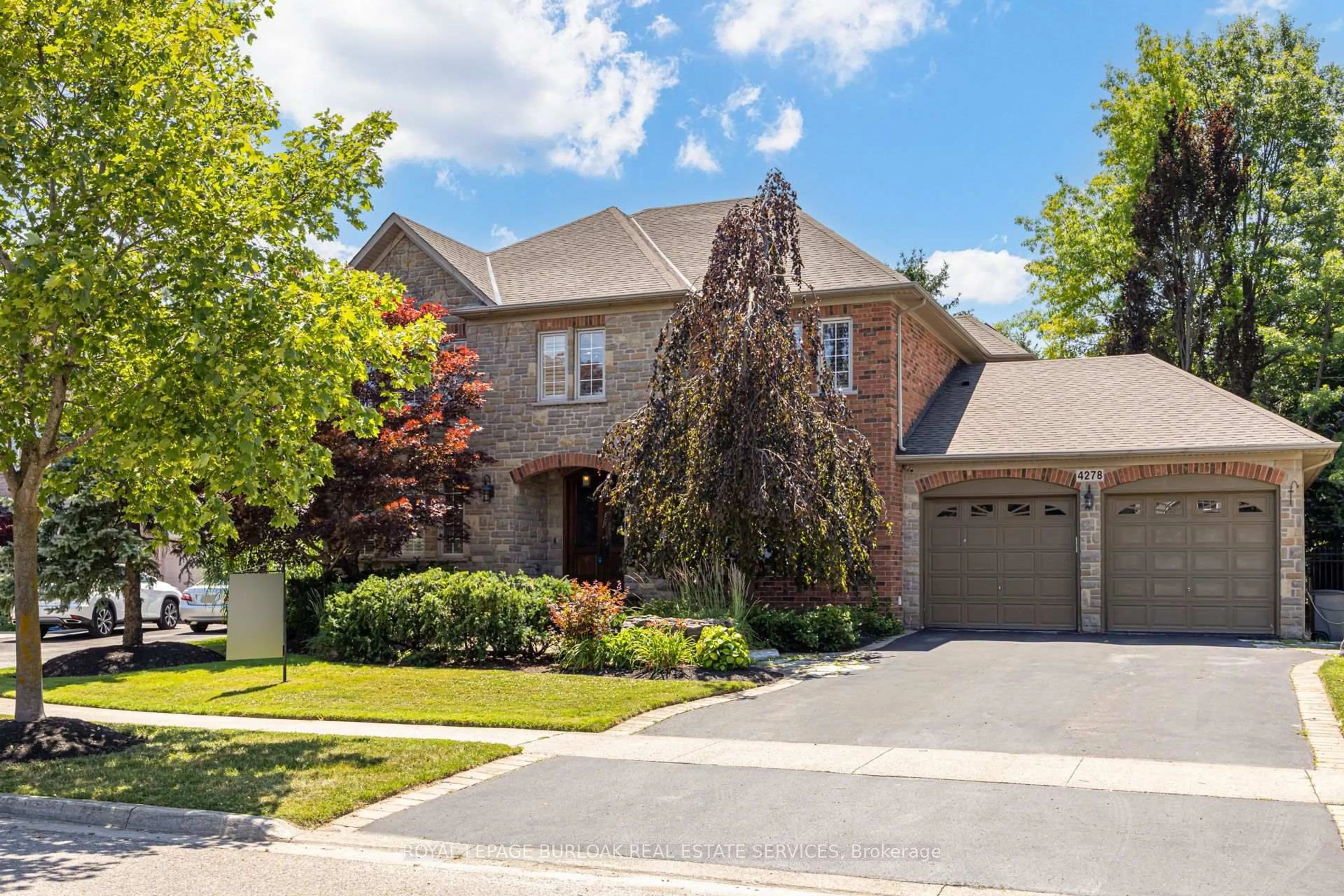 Home with brick exterior material, street for 4278 Clubview Dr, Burlington Ontario L7M 4X1