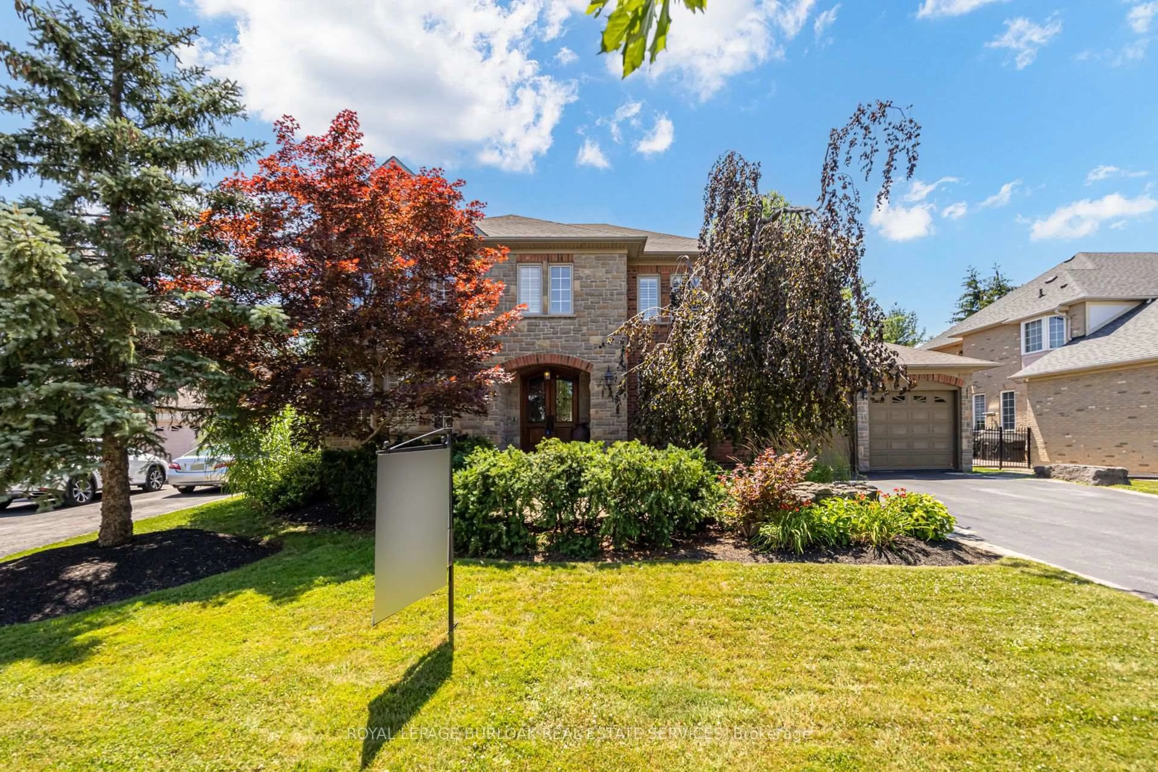 A pic from outside/outdoor area/front of a property/back of a property/a pic from drone, street for 4278 Clubview Dr, Burlington Ontario L7M 4X1