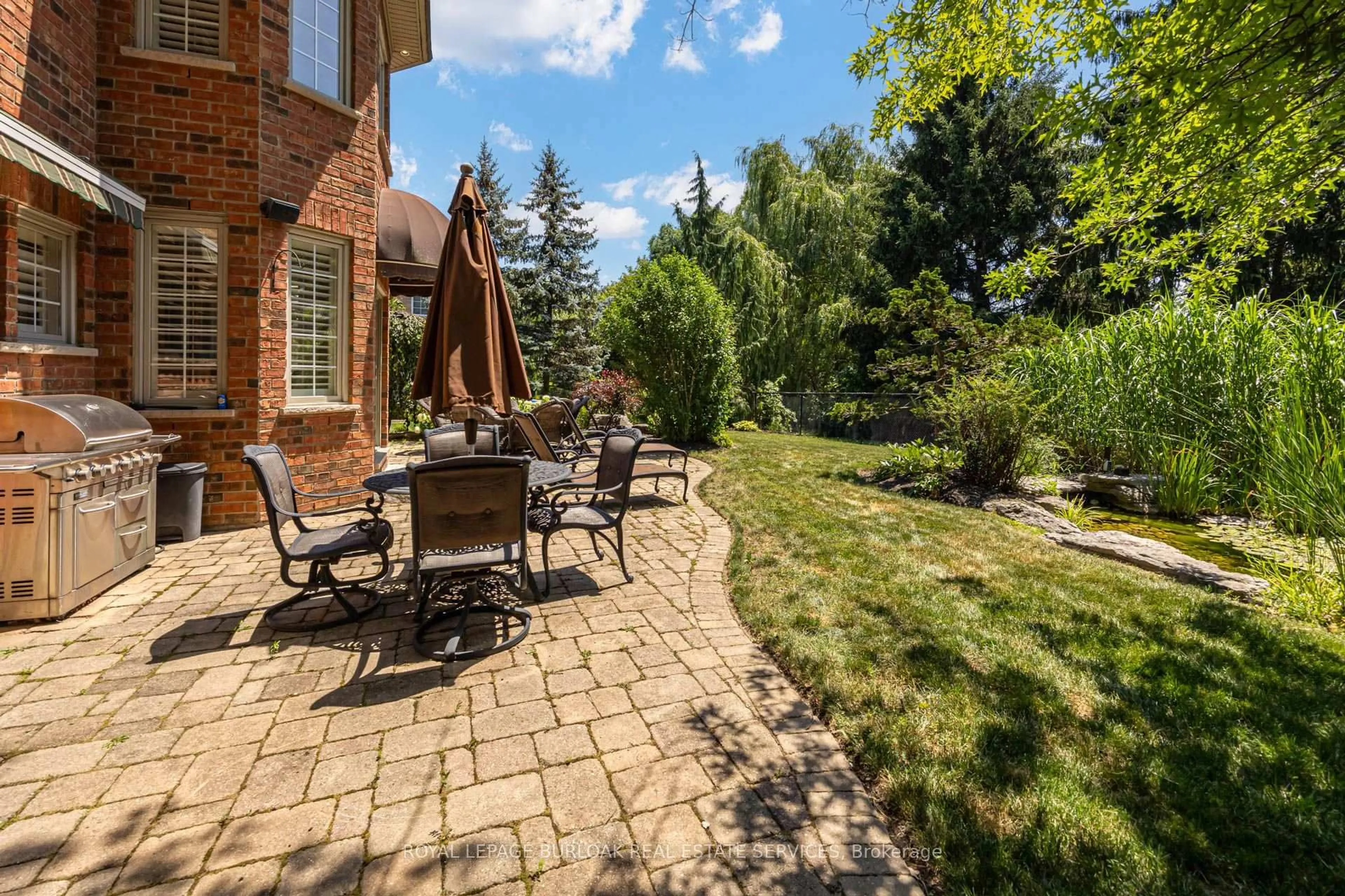 Patio, street for 4278 Clubview Dr, Burlington Ontario L7M 4X1