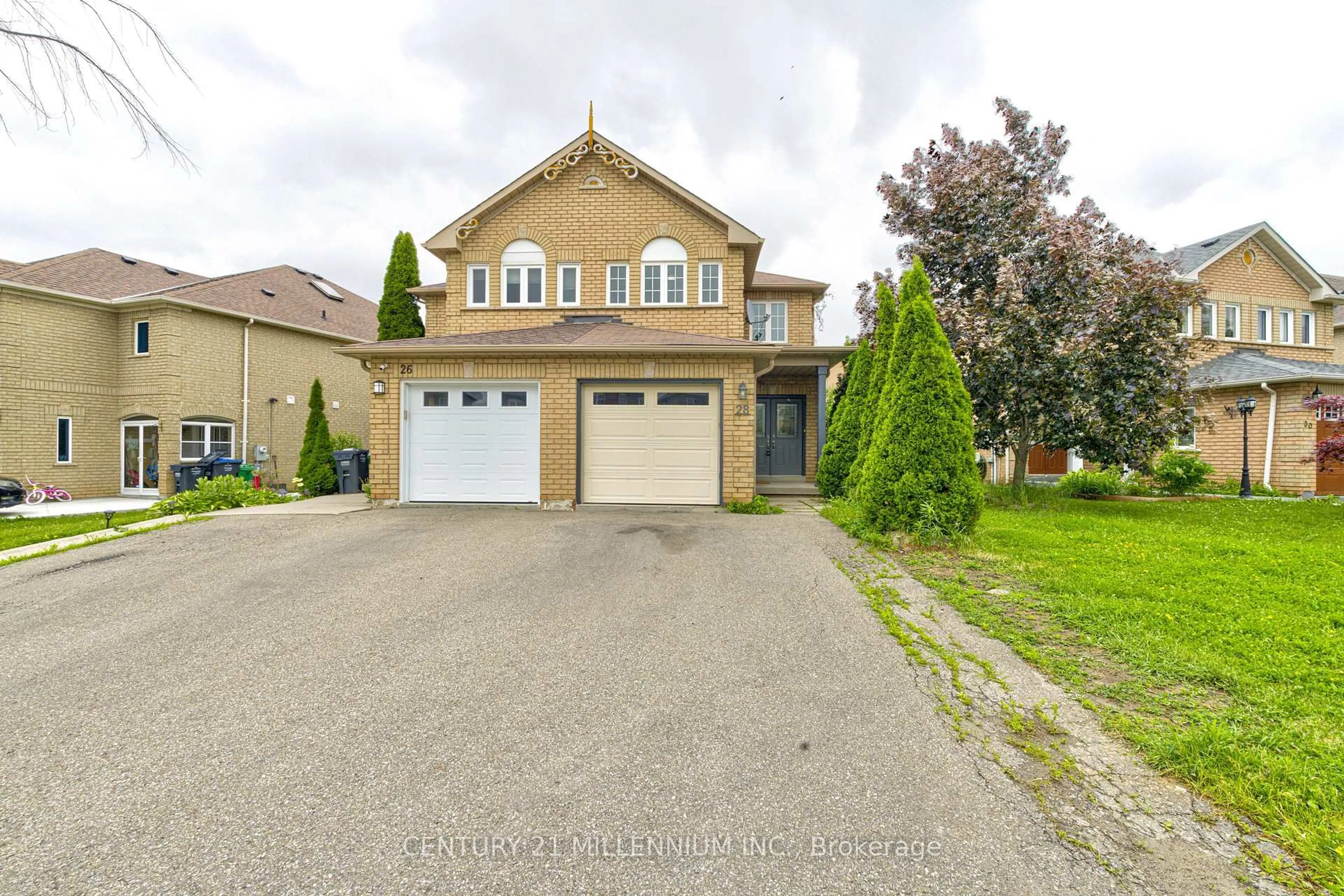 A pic from outside/outdoor area/front of a property/back of a property/a pic from drone, street for 28 Silo Crt, Brampton Ontario L6X 4S4