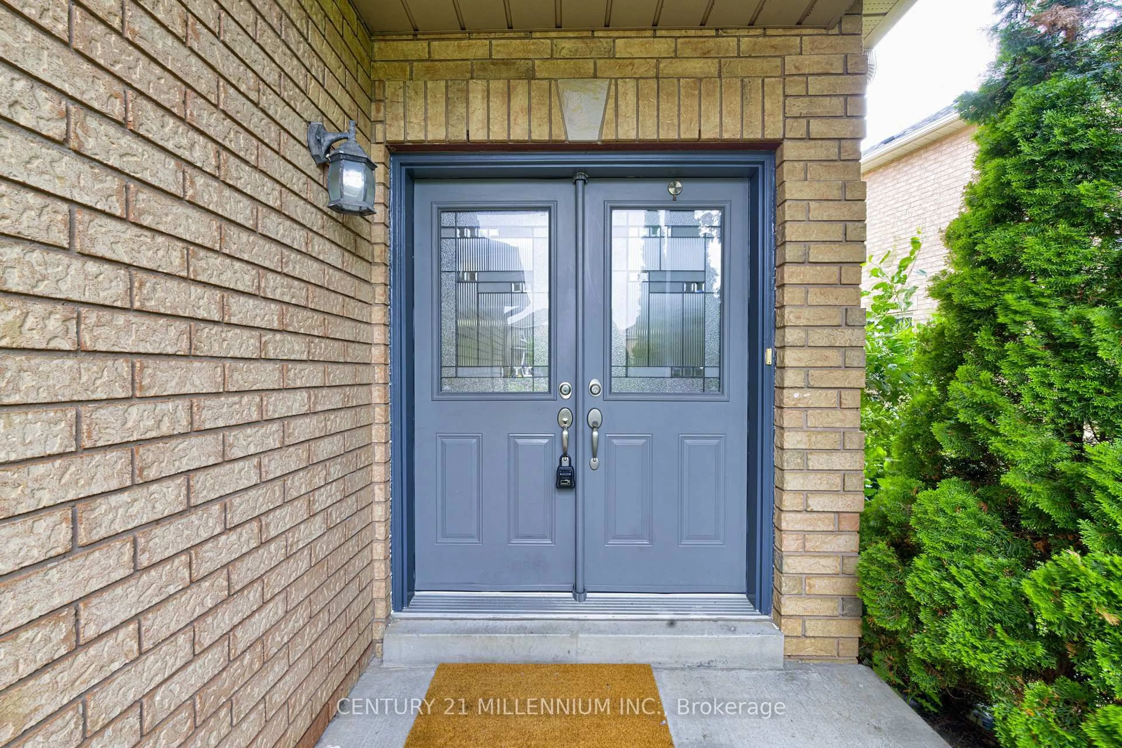 Indoor entryway for 28 Silo Crt, Brampton Ontario L6X 4S4