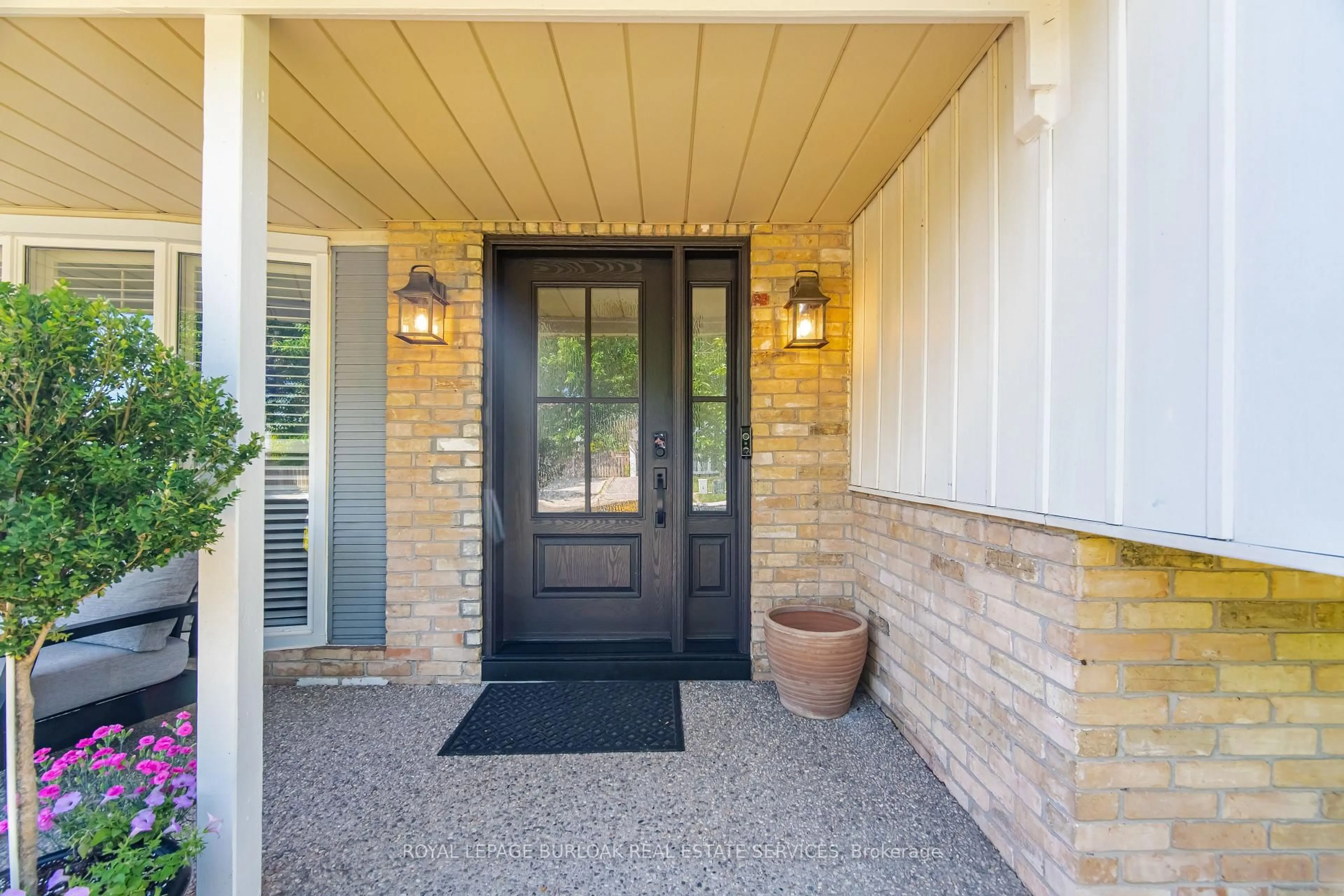 Indoor entryway for 39 Culham St, Oakville Ontario L6H 1G3