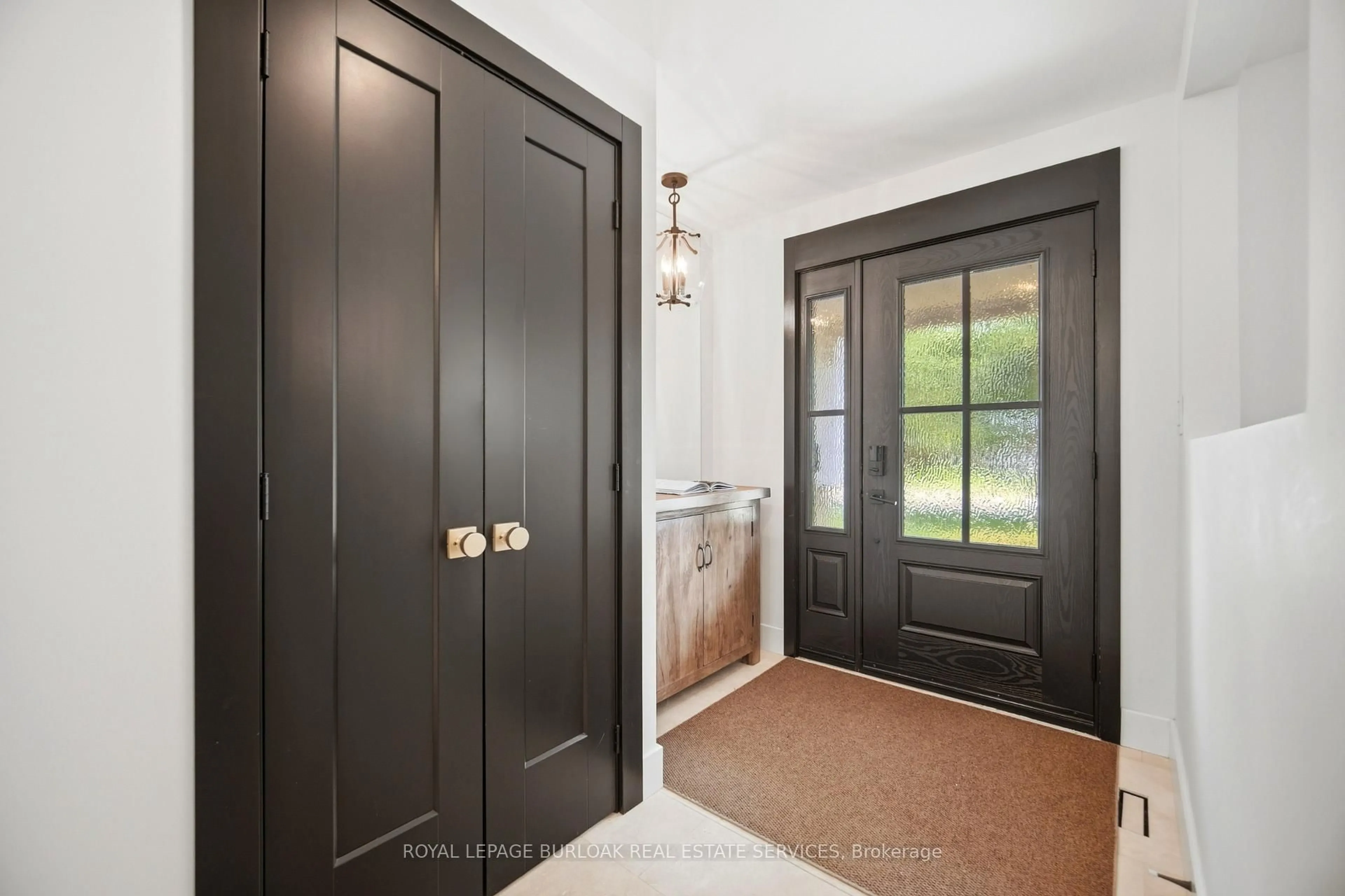 Indoor entryway for 39 Culham St, Oakville Ontario L6H 1G3