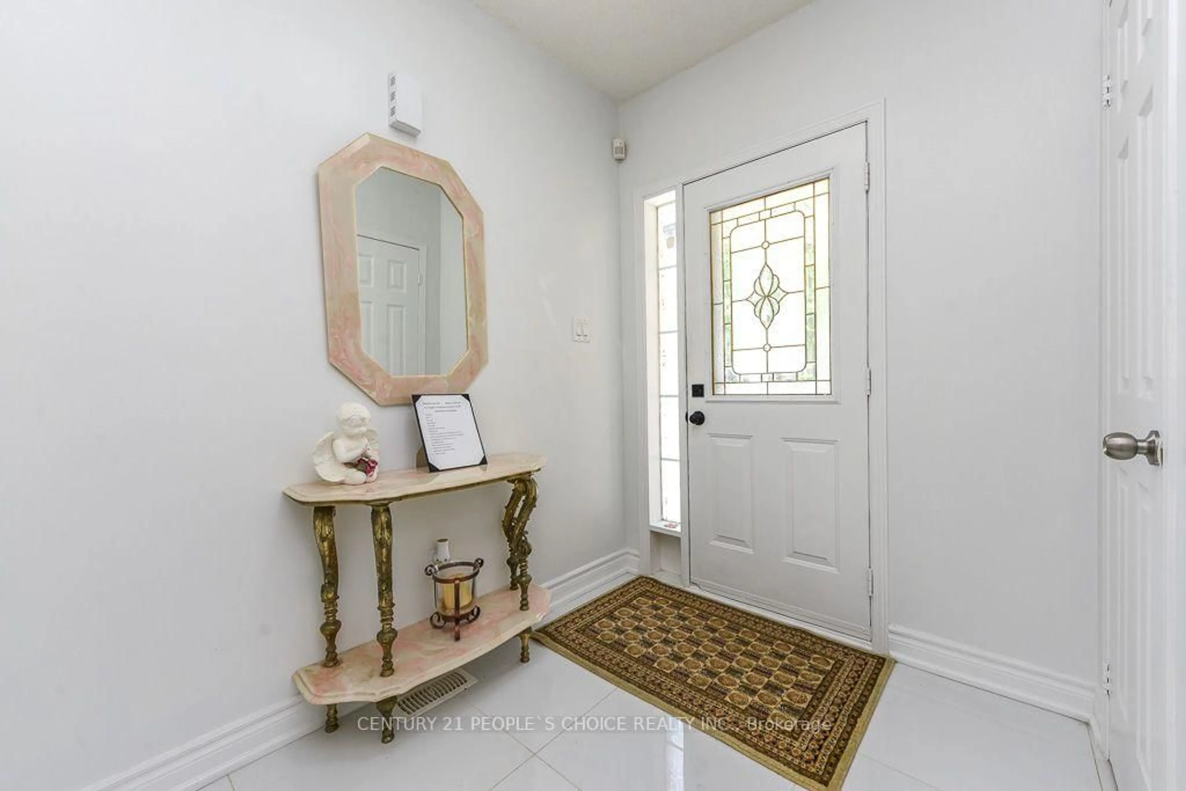 Indoor entryway for 6 Sunny Glen Cres, Brampton Ontario L7A 1N5