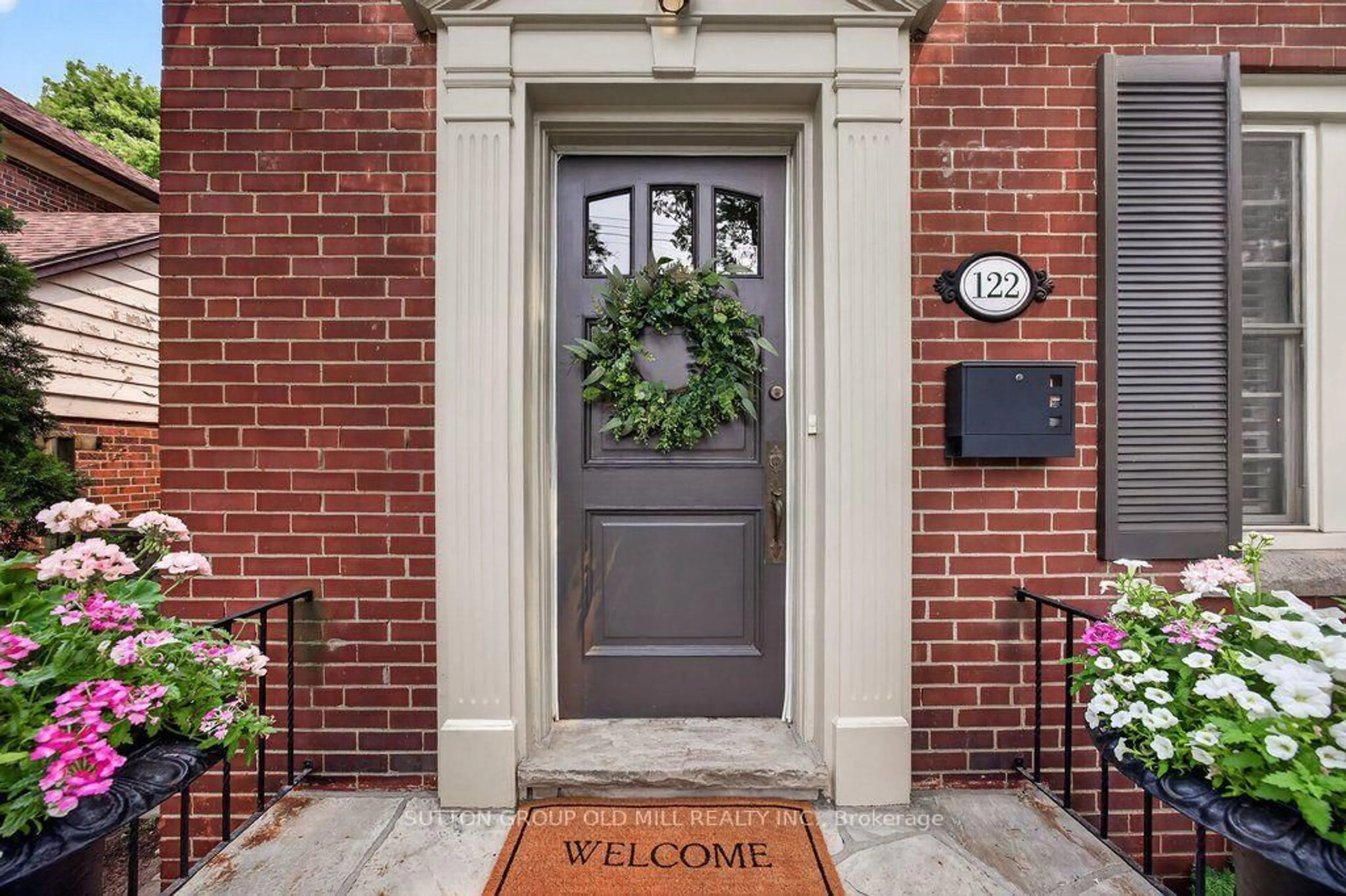 Indoor entryway for 122 Strath Ave, Toronto Ontario M8X 1R5