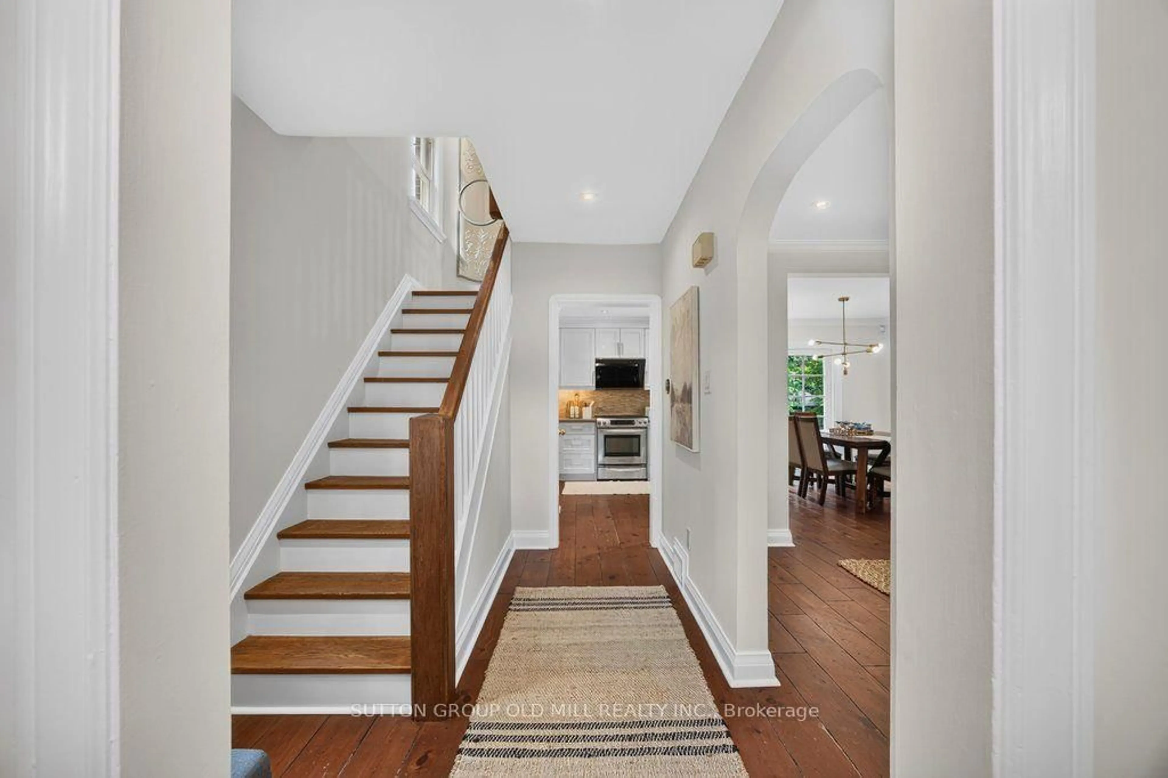 Indoor entryway for 122 Strath Ave, Toronto Ontario M8X 1R5