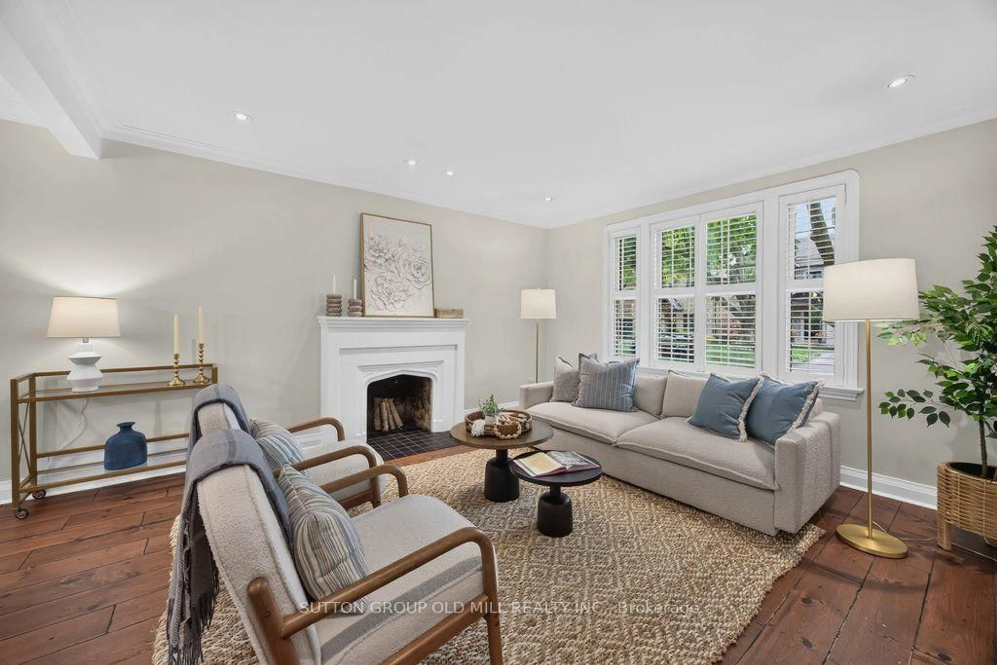 Living room with furniture, unknown for 122 Strath Ave, Toronto Ontario M8X 1R5