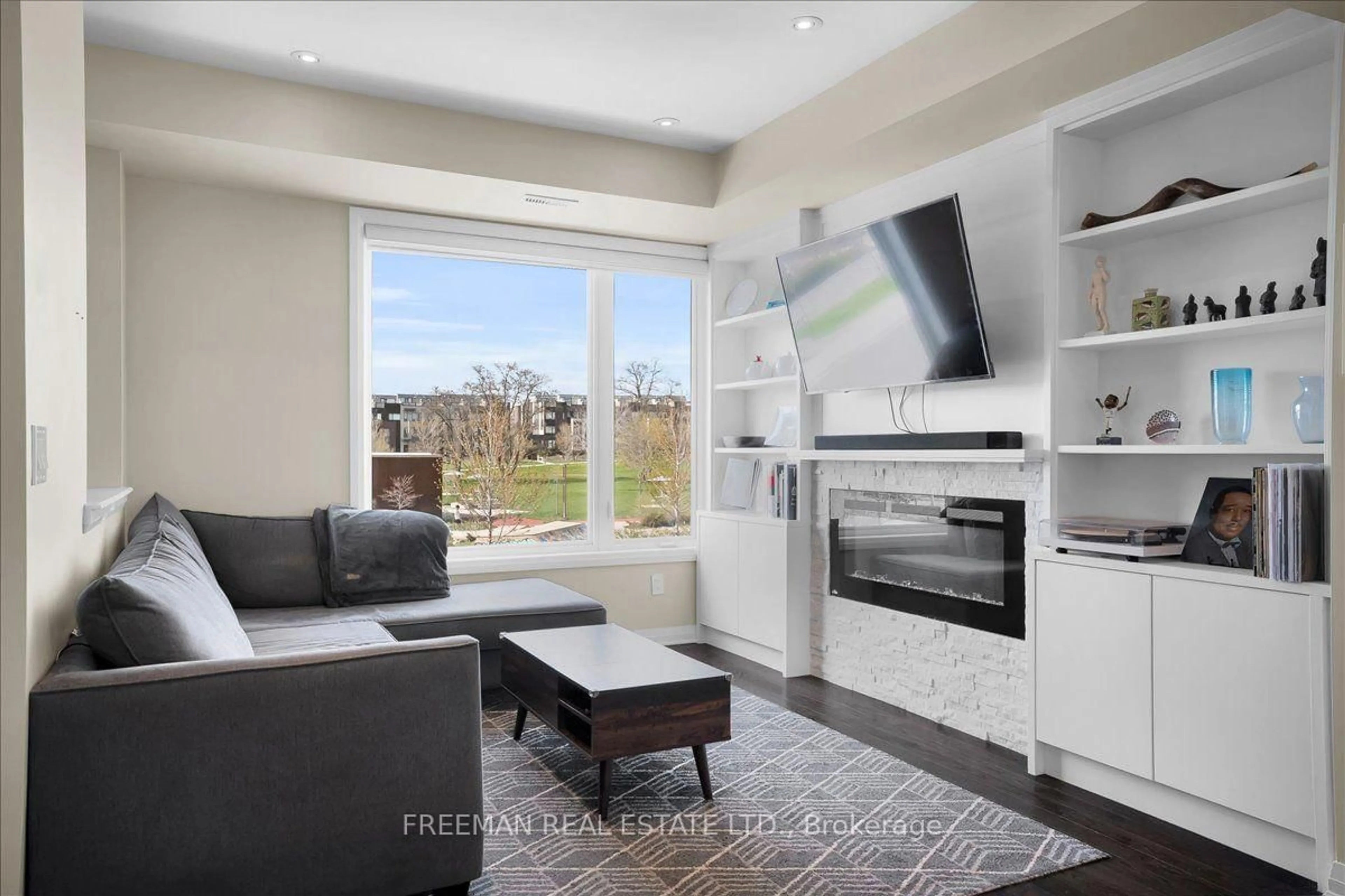 Living room with furniture, unknown for 17 Locust Lodge Gdns, Toronto Ontario M3K 0A9