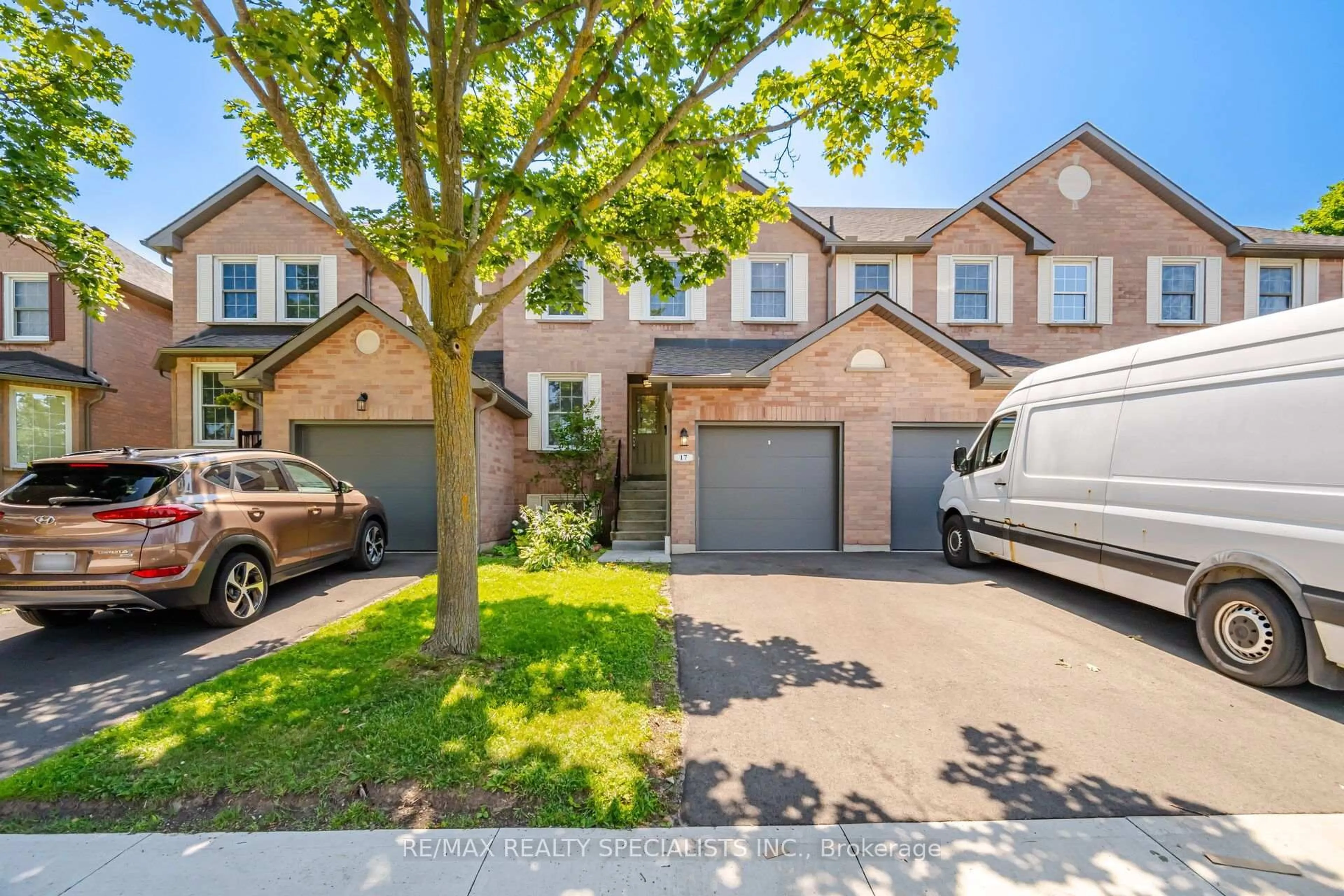 A pic from outside/outdoor area/front of a property/back of a property/a pic from drone, street for 2935 Headon Forest Dr #17, Burlington Ontario L7M 3Z7